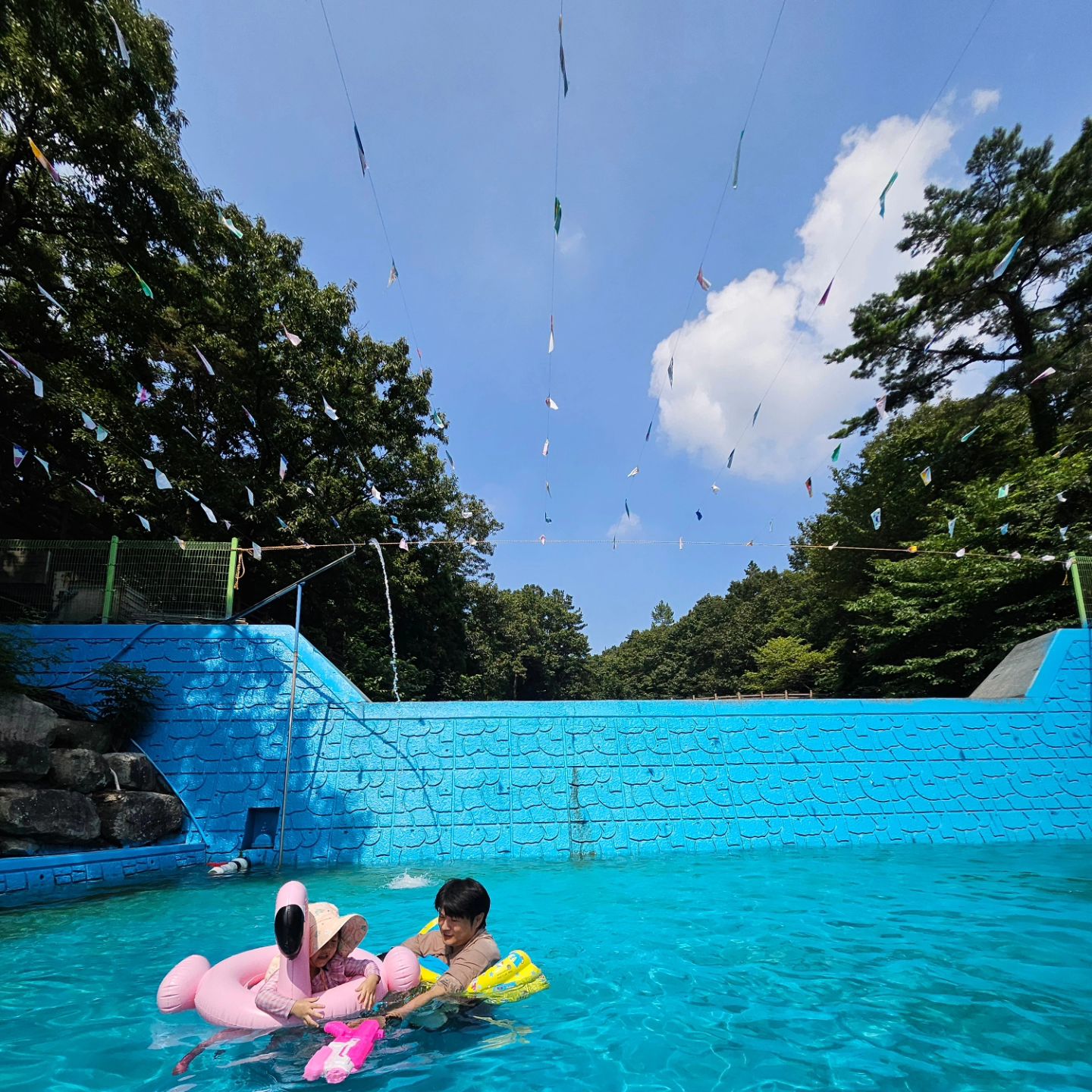 해남 구수골계곡🏞
더운 날씨 뿌시러 계곡!
물이 깊지 않아
 딸랑구들이 너무 잘 놀았음👍
둘찌는 여전히 물이 무서움ㅋㅋ
오늘도 즐겁게 보냈다😆

2024.8.24.토 #해남구수골계곡