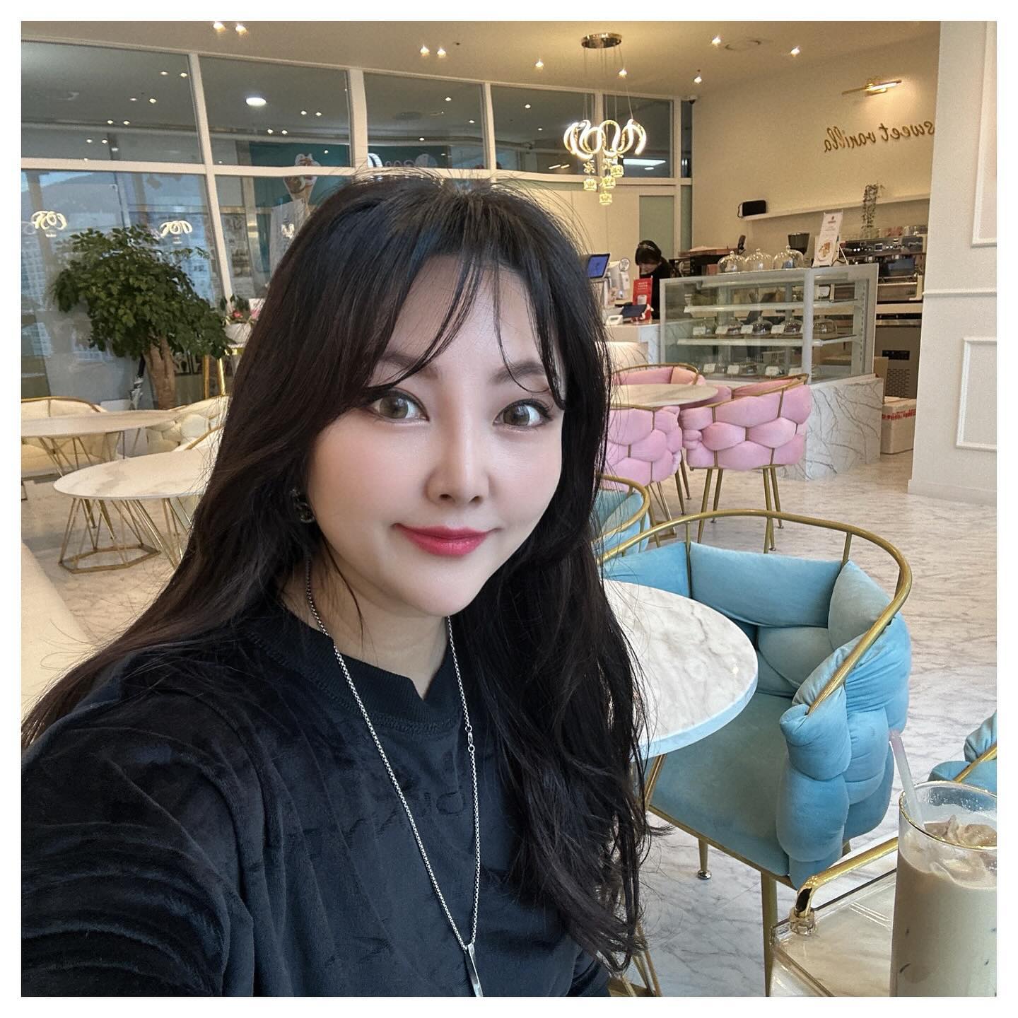 예쁜카페에서💕
.
.
.
#셀스타그램🌸 #daily🌷#데일리그램⭐️ #ootd💕💋 #셀피❤ #selfie💕 #일상기록🌼 #일상스타그램👆 #해운대카페 #운동하는여자💖 #