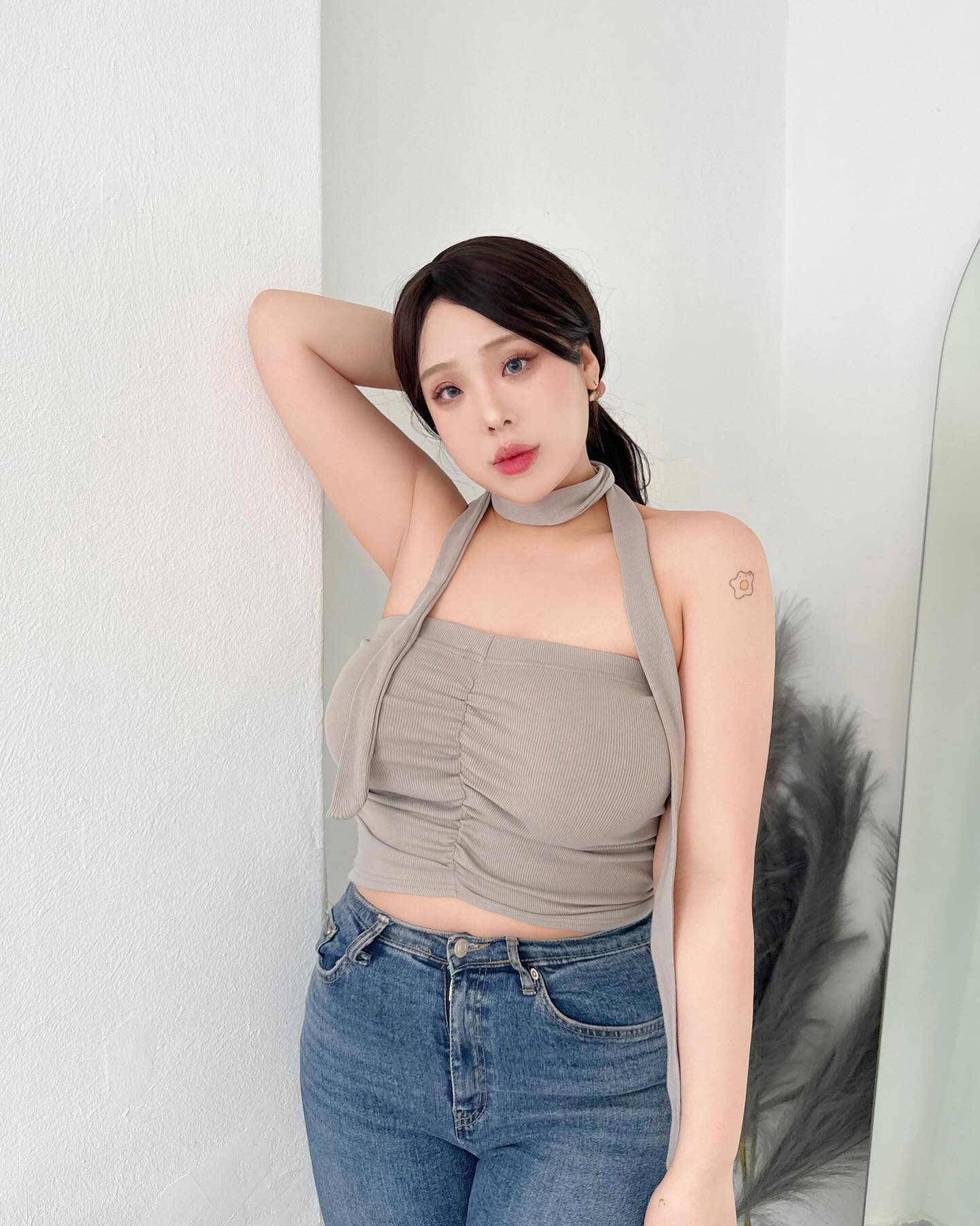 어디든 활용도 높은 셔링브라탑을 소개할게요🤍
스카프와 세트상품으로 활용도 굿🤍
쭉- 쭉 늘어나는 신축성과 활용도 높은 4가지 색상으로 올 여름 교복템 확정-🫶🏻🫶🏻