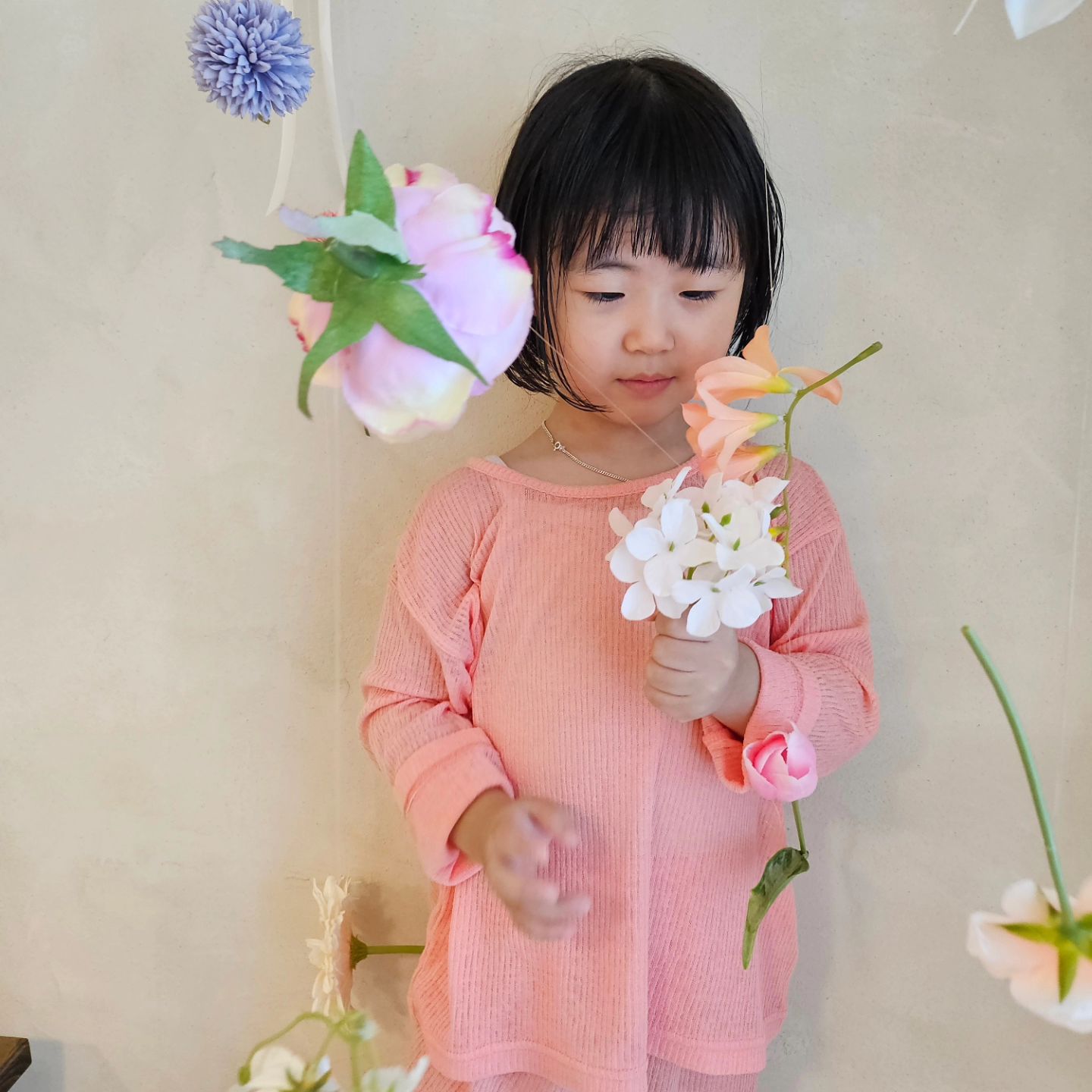 청순규리🩷

여름에 물놀이한후 에어컨 켜놓으면 감기걸리기 쉬운데 레몬바스켓에 안타요 긴팔, 와이드팬츠 입혔더니 에어컨켜도 안심이되네요😁 우리규리 분홍색으로 세트 입혀놓으니 뭔가 청순한느낌🩷 규리가 분홍색좋아하는게 아니라 엄마가 분홍색을 좋아하는건가ㅋㅋㅋ

 그리고 특히 레몬바스켓 옷은 이름에 맞게 안탈수 있어서 너무너무 좋답니다👍 활동하기도 좋게 넉넉한사이즈라 캠핑이나 해변에 놀러 갈때도 입고 가야겠어요🫶

✔️ 규리는 103cm, 17kg로 9호 사이즈 입었어요.
레몬바스켓 안타요긴팔, 와이드팬츠 lemonbasket.kr 

#이벤트당첨 #아동여름옷 #아동여름상하복 #아기여름옷 #육아그램 #육아소통 #육아찐소통 #4살아기 #레몬바스켓 #아기옷추천 #아기옷마켓