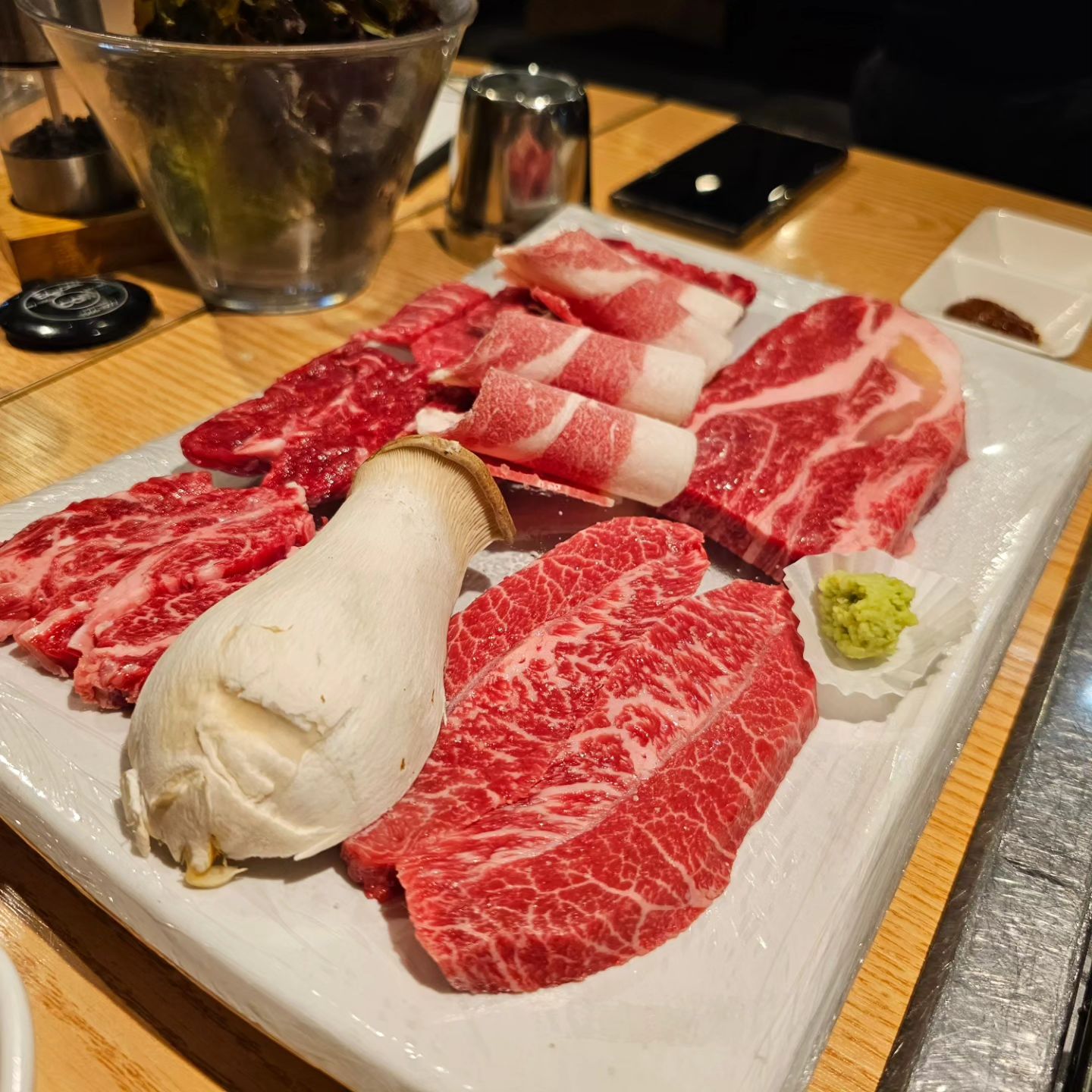 #협찬

맛있는 한우 생고기 맛보러 하남맛집 
먹보의한우에 다녀왔어요 
하남에서 10년동안 사랑받는 맛집으로
워터에이징 숙성 한우를 가성비 좋게
맛보는 하남소고기 전문점
넓은  매장에  자리간격도 여유롭고
개별테이블과 대규모 단체석도 완비
아이들 놀이방과 간식류도 준비되어있어
가족과 함께하기에도 부담없는 곳^^
한우 스페셜세트로 특수부위와 등심까지
푸짐하게 숯불에 구워서 맛있게 냠냠
다양한 식사메뉴  갈비탕,우쭈리탕
양념갈비살 등 준비되어 있고요
넓은 주차장에 주차 걱정 없이^^
근처 미사경정공원이 있어 식사후에
산책이나 나들이 하기에도 좋아요 

#하남맛집  #하남소고기
#하남미사맛집 #먹보한우하남점
#하남한우 #미사한우
#미사고기집 #미사소고기
#미사맛집