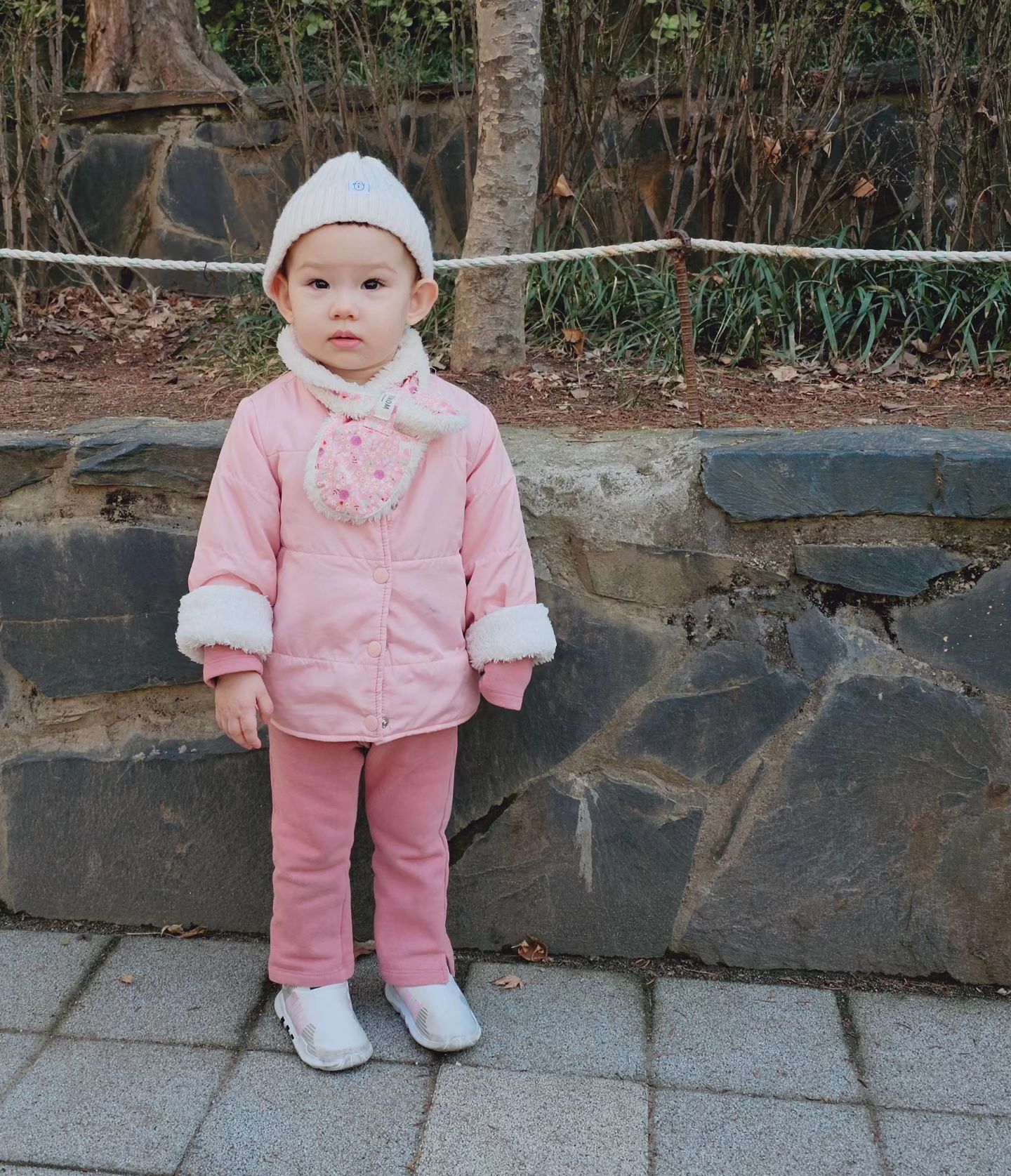엄마가 쉬고 싶어도 날씨 너무 좋아서 산책 나왔징