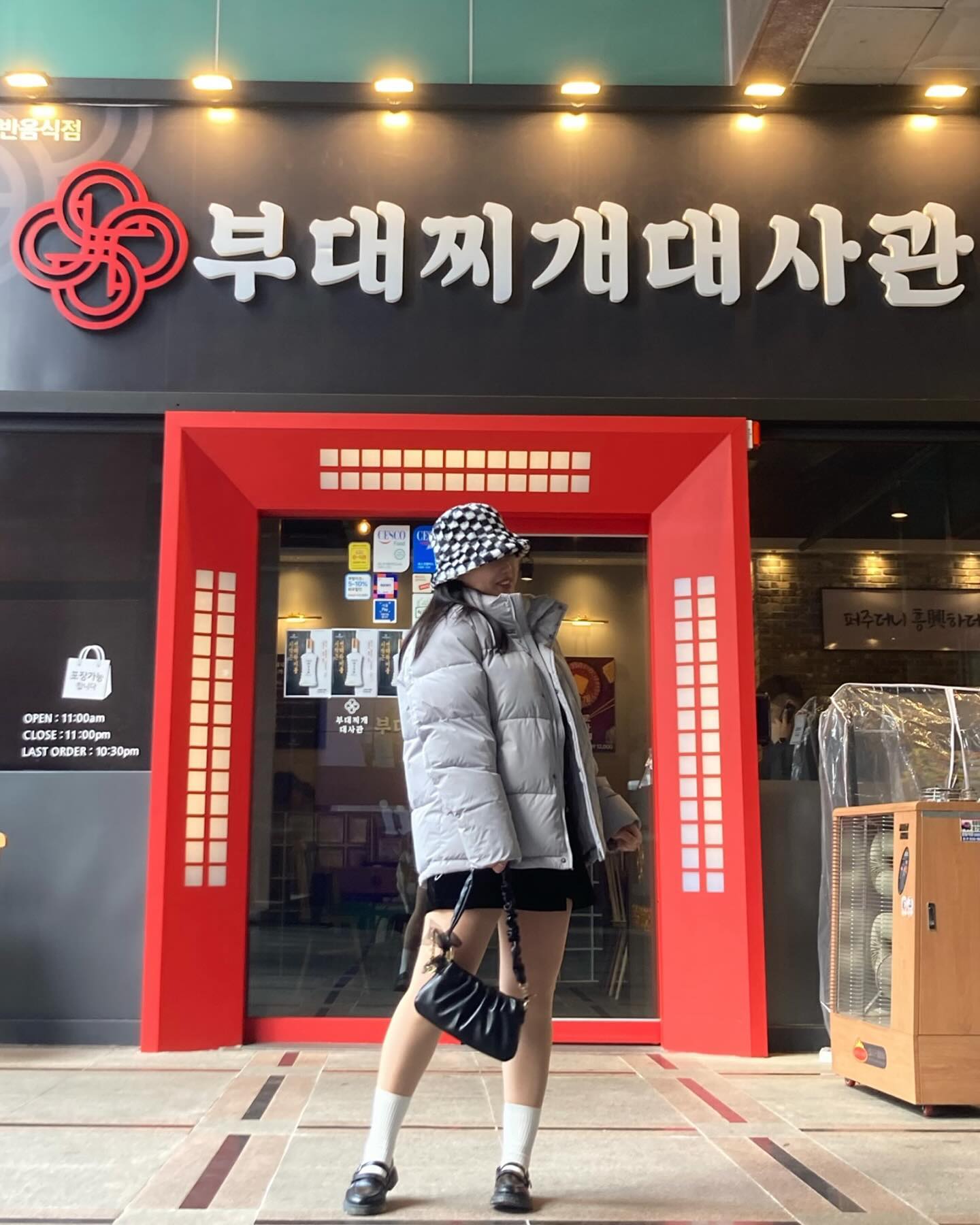#협찬 _embassyofficial 

📌 부대찌개대사관 구로디지털본점
서울 구로구 디지털로33길 12 1층 104호
📌 평일 11:00~23:00 주말 11:00~22:00
📌 0507-1365-4598

#구디맛집 부대찌개대사관에서 #맛집데이트 하고왔다!
킬바사소세지 듬뿍 들어간 비주얼에 1차 감탄하고, 
다진마늘 넣고 감칠맛 장난없는 부대찌개 맛에 2차 감탄함,,

직장인 성지 구로디지털역 근방에 있어서 #직장인회식가능 하고, #광활한주차가능 이라 수도권에서도 찾아오는 #웨이팅맛집!! 

현재 네이버 영수증리뷰, 네이버 예약 이벤트도 다양하게 진행중에 있으니까 방문했을때 이벤트 참여하고 꼭 다양한 혜택받아가기!!

#구디맛집 #서울부대찌개 #웨이팅맛집 #구로디지털단지 #구로디지털단지맛집 #부대찌개대사관 #직장인회식명소 #리뷰노트