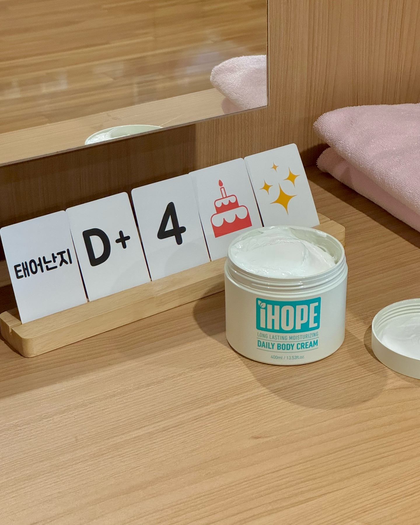 #광고 ihope_official 
건조해진 피부를 위해 열심히 바디크림을 발라줬던 덕분인지 임신 기간 내내 튼살 없이 출산 완료😇 그치만 방심은 금물!!! 출산 후에 갑자기 튼살이 생길 수 있다는 비보에 슬기로운 조리원 라이프를 위해 아이홉 데일리 바디크림을 챙겼습니다🧳✨

안전하고 건강한 아름다움을 지향하는 아이홉은, 신세계 백화점 강남점과 아난티 리조트 부산뿐만 아니라 유명 산후 조리원인 헤리티지 조리원에도 들어가있는 프리미엄 바디케어 브랜드랍니다:)

조리원에서 중간중간 쑝쑝이와 함께하는 시간이 있다보니 바디크림도 아무거나 쓸 수 없겠다싶어 고민했는데 아이홉 데일리 바디크림은 3세 이상 모든 가족이 사용가능한 순한 제품으로 식물성 자연오일 베이스가 건강하게 피부 보습을 해준다고 해요.

산후조리를 위해 따숩게 온도를 유지하다보니 조리원 내부가 참 건조해서 가습기도 틀어놓고 물도 엄청 많이 마시고있는데 피부 보습은 아이홉으로 잘 지켜볼게요💪🏻
.
.
#아이홉 #ihope #보습템 #데일리템 #바디크림추천 #건성피부 #보습장벽 #겨울필수템 #15그램 #15그램뷰티 #15그래머