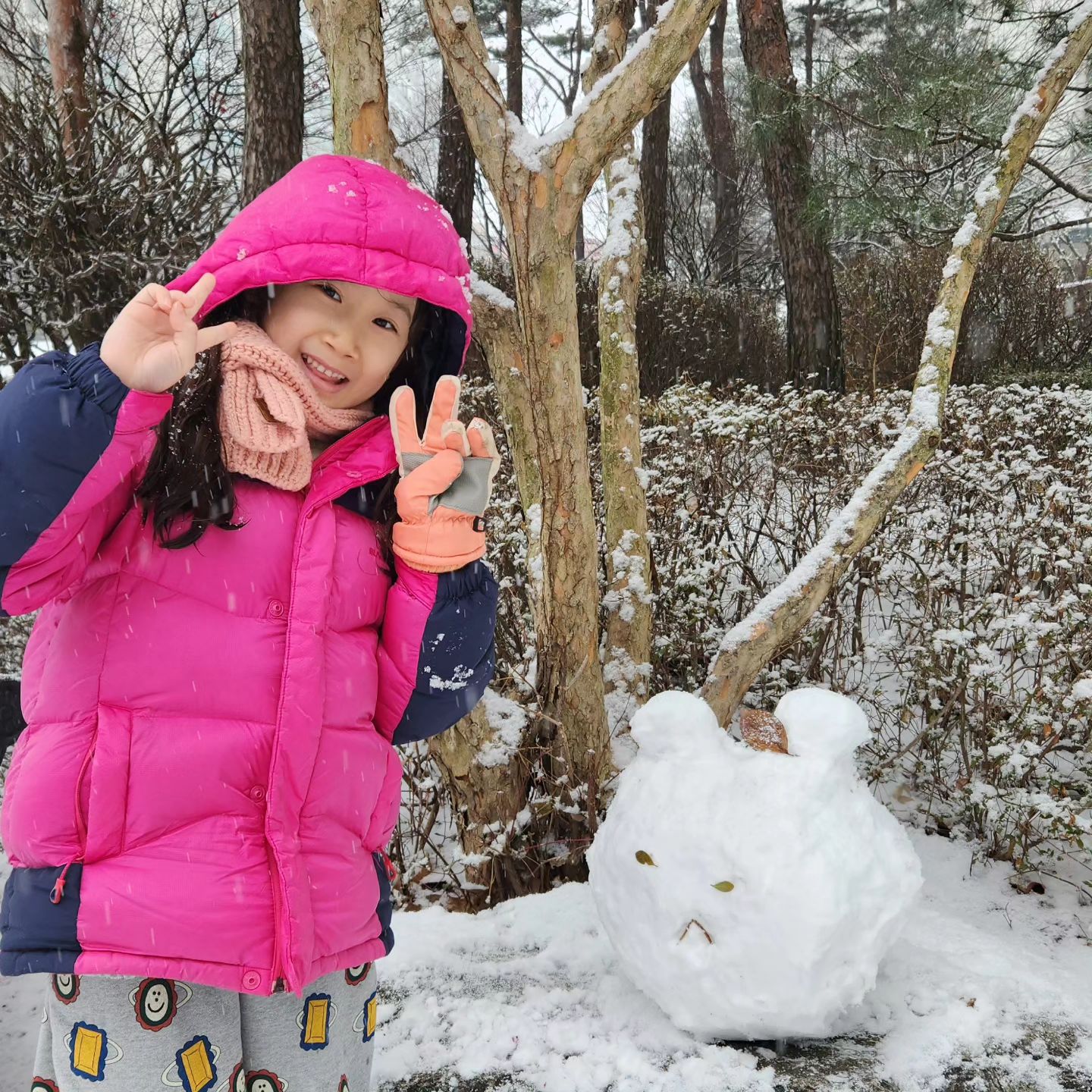 #화이트크리스마스
.
수빈이가 만든 #곰돌이눈사람 🐻☃️
귀요미❤️
.
.
.
.
.
#크리스마스 #실시간육아 #daily #육아 #데일리 #맘스타그램 #소통 #selca #일상스타그램 #육아소통 #일상 #육아스타그램 #kidsootd #kidsmodel #도치맘 #좋아요반사 #ootd #l4l #남매샷 #미모열일 #광고모델 #l4like #사랑해