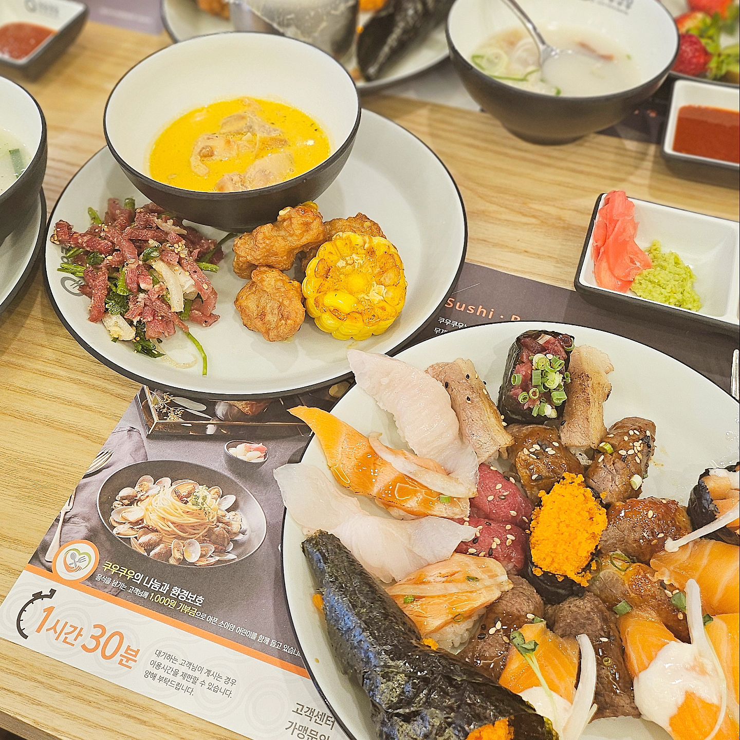#협찬

오늘은 오랜만에 쉬는 날이었어요❗️
쉬는 기념으로 맛있는 게 먹고싶더라구요
그래서 맛있는 것만 가득있는 쿠우쿠우에 다녀왔답니당

쿠우쿠우 창원점은 12월22일에 오픈한 신규지점이예요

신규지점 답게 깔끔하고 새로 보는 메뉴들도 있더라구요.
마라 로제 찜닭, 초당치킨도 너무 맛있었어요!

제가 자주 가던 지점에서는 도가니탕이 없어져서 너무 아쉬웠는데,
창원점에는 있더라구요!

그리고 요즘 금값인 생딸기도 
많이 많이 있어서 아기들이랑 같이 가기도 좋을 것 같아요!

조만간 따구데리고 또 가야겠어요!

#쿠우쿠우 #쿠우쿠우창원점 #창원맛집 #창원뷔페 #창원무한리필 #창원초밥뷔페 #대원동맛집 #대원동초밥 #대원동뷔페 #대원동무한리필 #창원초밥맛집