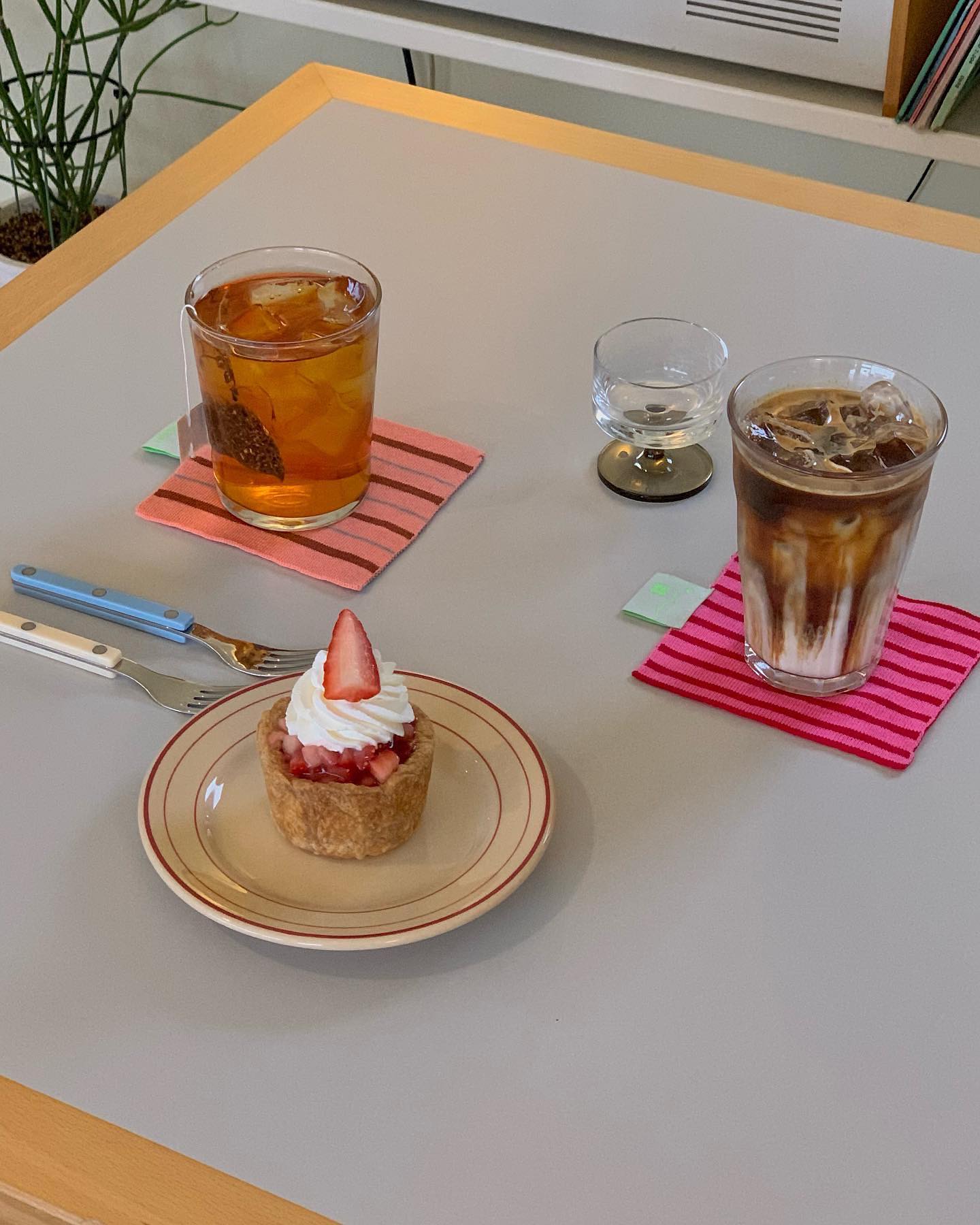 이렇게 맛있는 딸기파이는 처음이야🍓♥️
파이지 안에 에그타르트에 들어 있는 필링이 있는데 
달달하면서 고소하고 새콤(?) 한 맛이 있어서 딸기랑 더 잘 어울렸어요
파이 맛집인 것 같아서 단호박파이도 주문했는데
생긴 건 밍밍할 것 같아 보이지만 단호박 그자체의 진~~~~한 맛이었어요
여기서 별미는 아몬드라떼...🤍인생 커피 1순위 등극 했다죠🤍
(+사장님 깨알출연..)

#로우디 #카페로우디 #강릉카페 #홍제동카페 #강릉카페추천 #강릉카페투어 #강릉여행