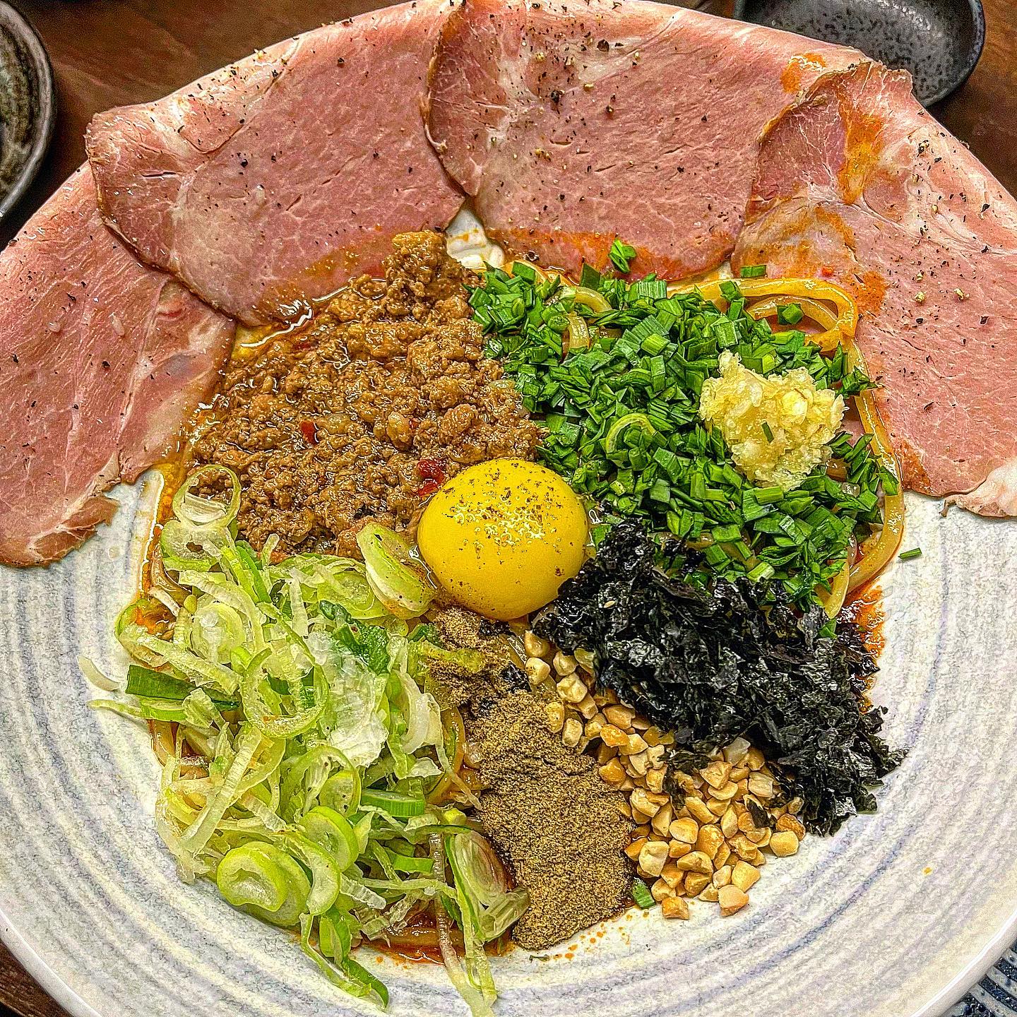🚩힙지로에 마제소바 맛집이? #부타이제2막 

다양한 재료들이 가득 들어간 마제소바
노른자 팡 터뜨려서 먹으니 아주 꼬소함이 미쳤어요 ʕتʔ 
반정도 먹다가 다시마식초 챱챱 뿌려먹으면
또 새로운 맛으로 즐길 수 있어요 캬하

면발도 탱글탱글하고 간도 세지 않아서
아주 맛있었어요

그리고 추천추천드리는 가츠산도!
식감이 거의 깡패수준;
두툼한 카츠가 육즙을 아주 가득 머금고있어요
느끼하지 않고 담백해서 아주 싹싹 비웠어요 

내부가 좁고, 웨이팅이 많은편이니 참-고 ❗️

🏷️부타이 2막(📍을지로3가역 9번출구)
🏷️마제소바(11,000원), 가츠산도(13,000원)
🏷️월-토(11:00-21:00), 일요일 휴무

🔎#지니_을지로 

#을지로 #을지로맛집 #을지로3가 #충무로 #충무로맛집 #중구 #중구맛집 #마제소바 #마제소바맛집 #가츠산도 #산도