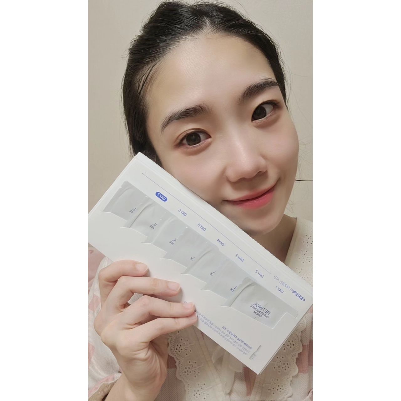 #광고 iope_official
아이오페 - 레티놀 슈퍼 바운스 세럼 

자극 걱정 없이 누구나 사용 가능한 레티놀 탄력세럼‼️
1997년부터 시작된 11세대에 이르는 레티놀 연구의 결정체라 볼수 있는,
아이오페 레티놀 슈퍼 바운스 세럼 사용 해봤어요.💖
⠀
화장대앞에 고이 모셔두고 7일 동안 매일 꾸준히 사용 고고🚂
부드러운 발림성으로 끈적이지 않고 촉촉하게 바로 흡수되는 세러 타입이예요.
레티놀 4X만의 촘촘한 4중 탄력 레이어링이 피부 속부터 꽉 채워져 올라와
요즘 수면부족이라 피부 걱정이 많았는데
탄력 걱정없이 보낸 한주였어요.😘
⠀
알아볼수록 아이오페라는 말이 왜 나왔는지 알겠더라구요.
편안한 피부 진정 효과와 저자극 제품으로 적응 기간 없이 매일, 부담없이 편하게 듬뿍 사용할 수 있어요.
⠀
💫확실한 1등 탄력 세럼
(*23.04.24~30 아모레몰, 05.09 9:00 올리브영몰 스킨케어 카테고리 기준 1위)
아이오페 레티놀 슈퍼 바운스 세럼, 알아볼수록 더욱 빛나는 제품이네요.
⠀
#아이오페 #레티놀슈퍼바운스세럼 #밀도탄력 #7일효과세럼 #아이오페레티놀 #레티놀세럼 #레티놀추천 #알아볼수록아이오페 #레티놀효과
#스킨케어#피부관리#홈케어#뷰티스타그램#뷰티#셀피#selfie