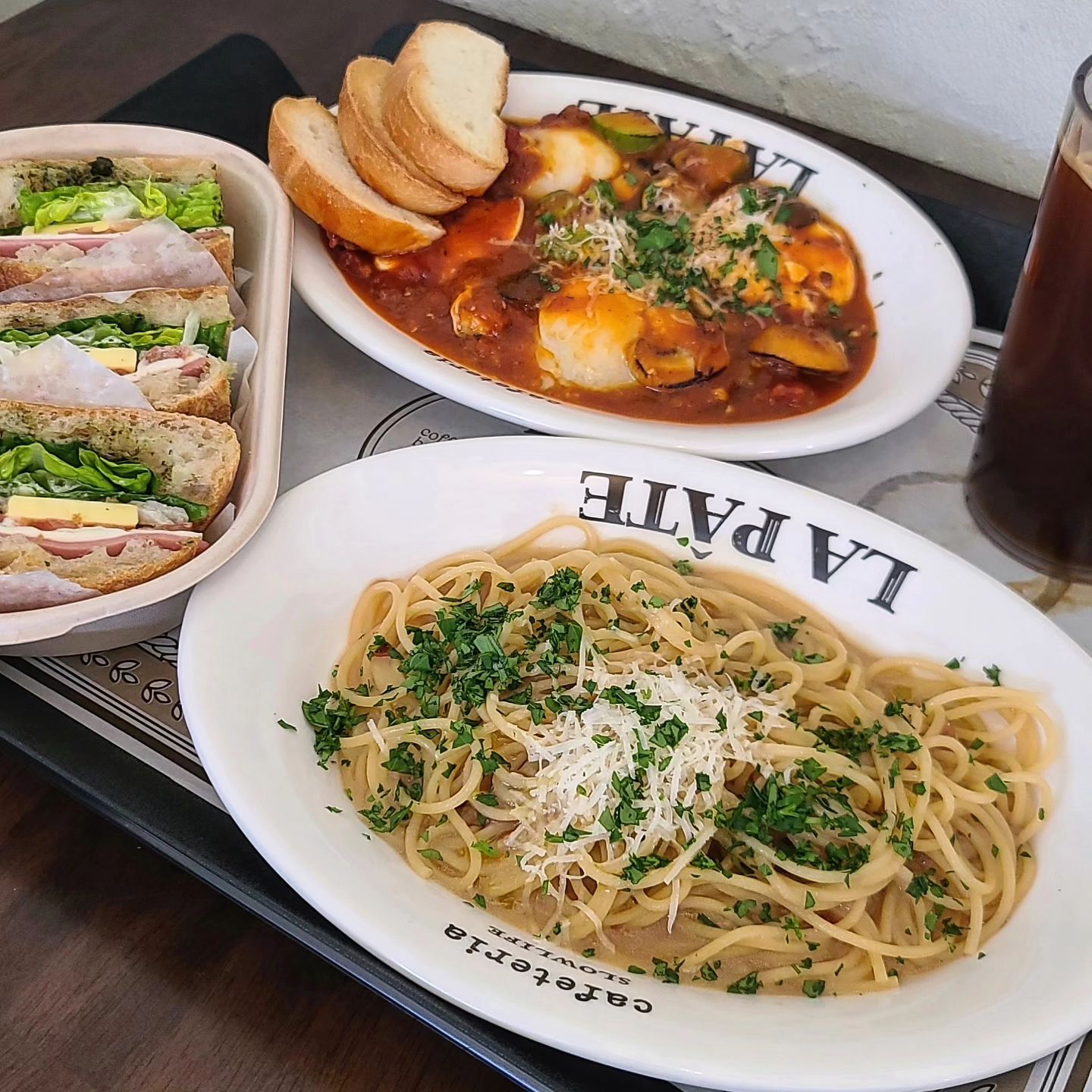 #브런치#브런치맛집

외관부터 너무 멋스러운 브런치카페
다양한 메뉴가 유명한곳

#순두부샥스카 - 토마토 스튜에 달걀과 순두부 버섯 등 야채가 들어있어 매콤 새콤한맛이 조화롭게 너무 맛있고 든든하게 먹은 메뉴
#알리오올리오 - 짭잘한 맛이 좋았던 메뉴. 느끼한맛이 전혀 없었다.

모듬버섯샌드위치,대파베이글, 샥슈카 등 맛있다고 소문난곳👍

오늘메뉴에서는 순두부샥스카 최고💕

#라파테
❣️대구 수성구 상록로 22-15 La pate
⏰️09시~22시
*브런치라스트오더17:00*
🚗주차장o