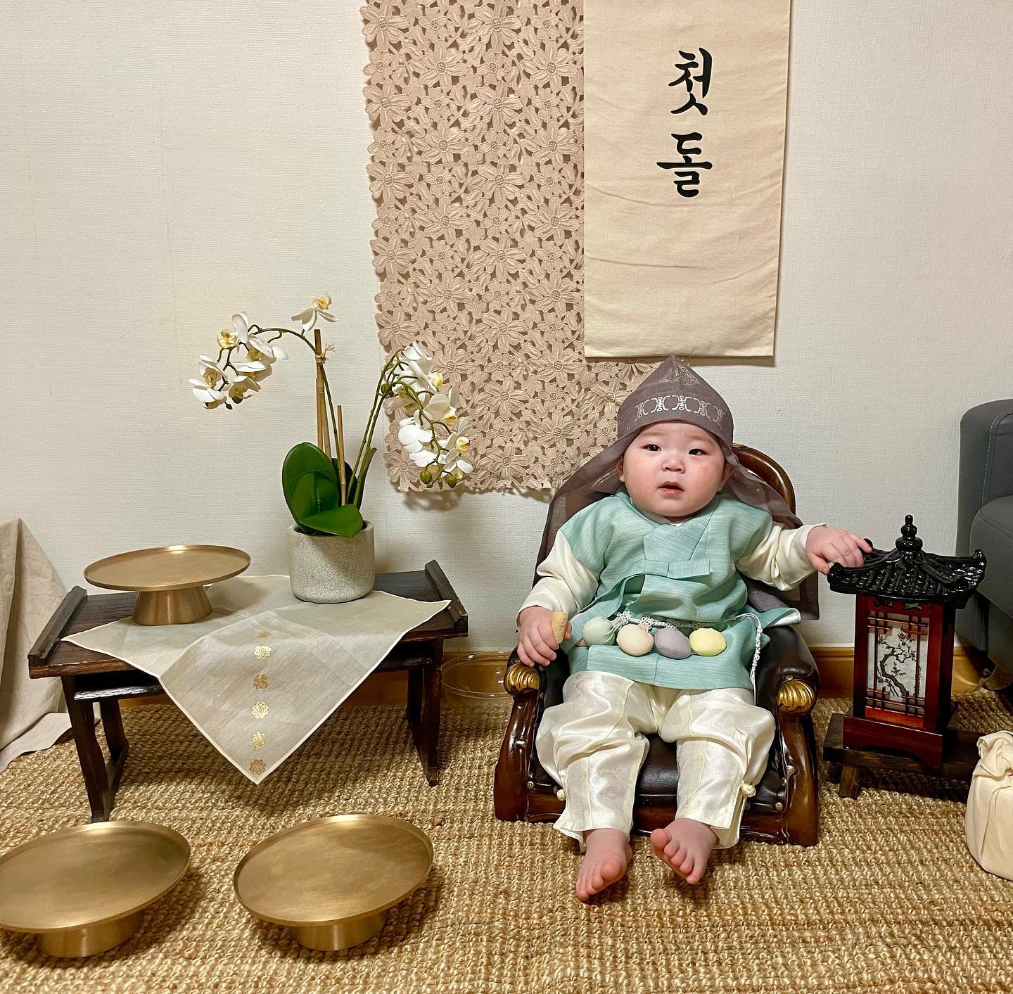 . 
우리 다온이 첫번째 생일을 축하해 ❤️
다원이와는 다르게 식구들하고 소소하게 보내서 아쉽기도하고 
미안하기도 하지만 엄마가 더 열심히 살아서 멋진 엄마가 되어 
세식구 행복하게 잘 살꺼라고 약속할께 🫶🏻🤍
엄마의 보물이자 자존심이고 살아갈수있는 희망이야 너희들은 🤍
엄마의 삶을 살아갈수있도록 기회를 준 너희를 
엄마는 청춘을 바쳐 사랑할께 
너무 잘 자라줘서 고마워 
누구보다 그 누구보다 정말 정말 사랑해 울애기들 🤍