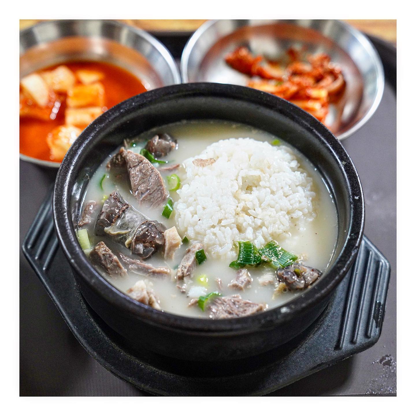 먹죽귀_영월_서부순대집

영월 서부시장 안에 위치한
서부순대집 다녀왔어요🤗

네이버에 오픈 시간이 9시라고
되어 있었는데 8시 30분쯤 가니
벌써 매장이 꽉 차 있었습니다🫢

저는 순대국을 주문했고 굉장히
빠르게 메뉴가 나왔습니다😊

자주 오는 분들은 취향에 맞게
고기만 순대만으로 주문하셨어요☺️

깍두기와 김치부터 맛봤는데
상당히 맛이 좋았어요👍

먼저 국물부터 맛봤는데 깔끔하고
깊은 맛이 훌륭했습니다😍

시장 순대국이라 잡내가 조금날 줄
알았는데 잡내 없이 깔끔했어요😀

고기도 내장은 들어 있지 않고
살코기만 들어가 있었습니다😊

다만 일반은 고기의 양이 조금
적었던 게 아쉬웠어요😅

고기도 부드럽고 순대도 좋았고
깔끔하게 아침으로 좋았습니다😊

💰순대국 : 9,000원

🗺 강원 영월군 영월읍 서부시장길
　　15-13
☎ 033-373-8391
🚃 영월버스터미널, 서부시장

#영월여행 #영월맛집추천 #영월
#서부시장 #영월맛집 #영월가볼만한곳
#서부시장맛집 #서부순대집 #순대국