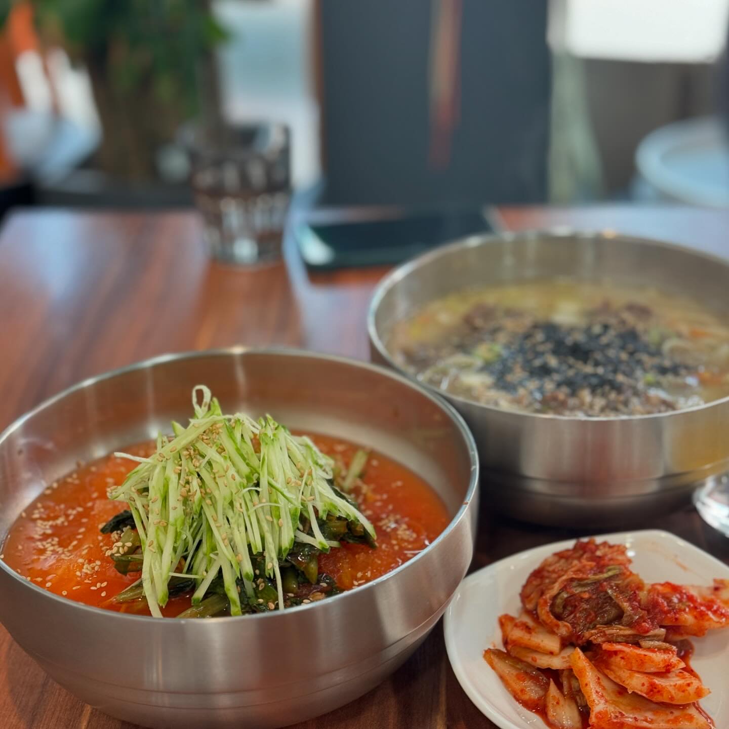 #협찬 서울 서대문구 북가좌동에 위치한 진짜 국수 맛집! #찐국수 🍜
동네를 걸어 다니다 보면 항상 이곳에 사람이 많길래 도대체 어떤 가게인지 궁금했었는데 드디어 궁금증이 풀렸습니다. 그리고 단골 예약했어요☺️

다양한 종류의 면을 요리하는 북가좌동 찐국수
면처돌이라면 이곳에 꼭 가봐야 해요📣

말도 안 되는 가격에 정성스러운 한 그릇!
오늘 저는 고기 칼국수를, 제 짝꿍은 열무국수를 맛보았는데요
캬! 둘 다 너무 맛있어서 게눈 감추듯 먹어버렸어요 

특히 고기칼국수에 들어가는 고기는 #아롱사태 입니다🥩
야들야들한 식감에 풍부한 맛을 자랑하는 육수가 너무 잘어울리더라고요. 

열무국수는 먹다가 이가 얼뻔했어요! ㅋㅋㅋ 그만큼 상큼했다는... 여름엔 무조건 열무국수로 고고하려고요!😧

ㅎ ㅏ 고작 메뉴 두 개 맛봤는데 이렇게 맛있으면 다른 것들도 너무 궁금해지잖아요. 재방문 100퍼센트 예상합니다. 강추해요🩵

📌서울특별시 서대문구 증가로 229 찐국수
🍜 11:35-23:00 휴무 화요일
• 열무국수 9000
• 고기칼국수 9000
_
#북가좌동맛집 #북가좌 #북가좌맛집 #찐국수 #국수맛집🍜 #서대문구맛집 #고기칼국수 #열무국수맛집 #맛스타그램꿈나무 #서대문맛집 #소상공인지원사업 #noodlelovers #koreanoodles #ontheplate