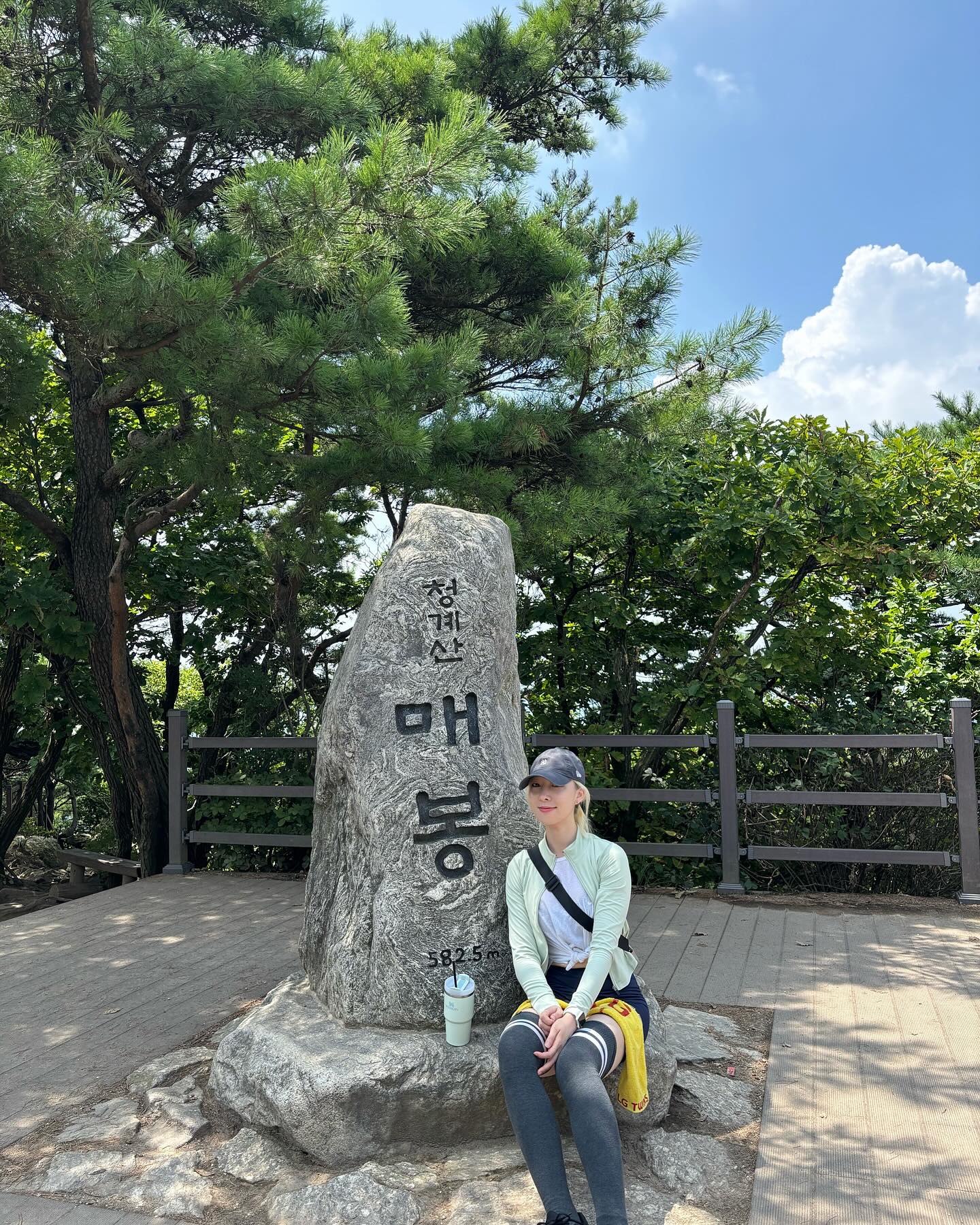 지난 등산 기록 ⛰️
오전 7시에 청계산 등반을 스스로 약속해 놓고 늦잠자서 
가장 더운 오후 1시에 다녀왔다 
평소 같았으면 포기하거나 다음으로 미루었을텐데 이번엔 늦었지만 꼭 다녀와야겠다는 생각이 들었기 때문에 눈꼽 슥슥 떼고 출발 ! 
혼자 등산은 처음인데 평상시 그다지 좋아하지 않았던 등산도 이렇게 즐거울 수 있다니 ,, 놀라운 경험을 하게 된 지난날 

다음은 어딜 가볼까 🌿 

#청계산 
#등산