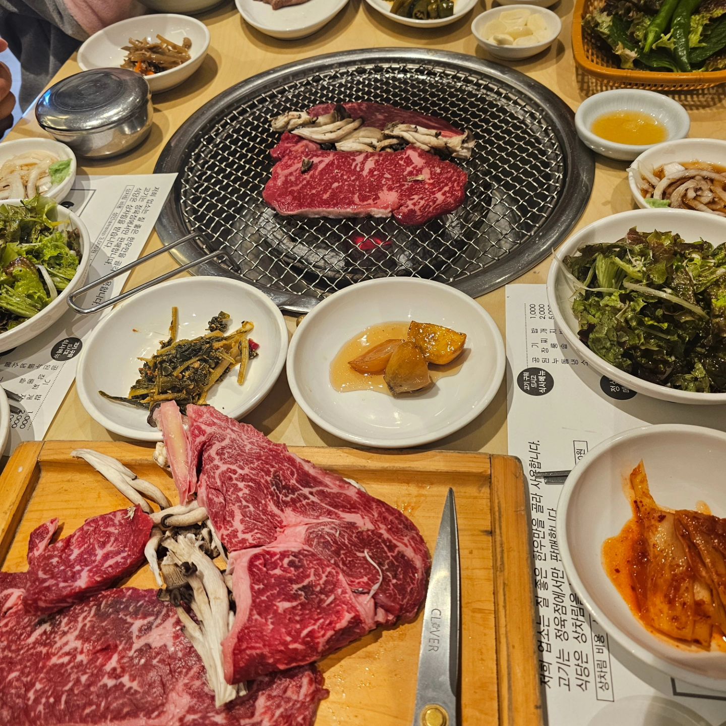 아이들 데리고 가기좋은 팔공산 식당! 🐂
가성비 넘치는 한우와 돼지갈비로 인기많은곳 ⭐️
깔끔한 밑반찬과 퀄리티좋은 한우! 마블링 블링블링 🥰
방방이있어서 아이들 놀기도 최고!
쾌적한매장에 룸까지있어 모임하기 넘 좋은곳이당
#대구팔공산맛집 #팔공산한우
#팔공산미소팔공한우 #대구팔공산한우맛집
#팔공산야외식당 #미소팔공한우