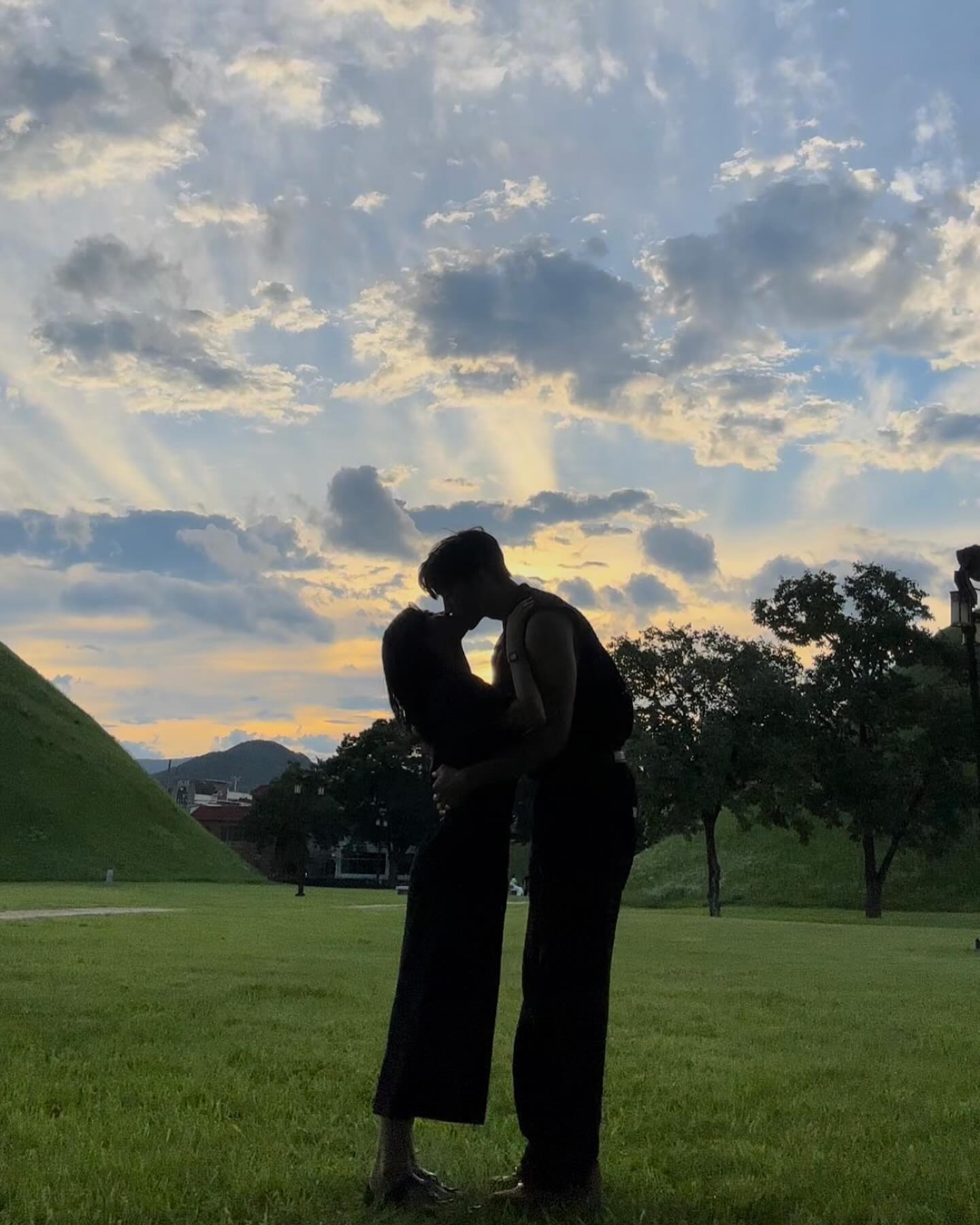 🌥️