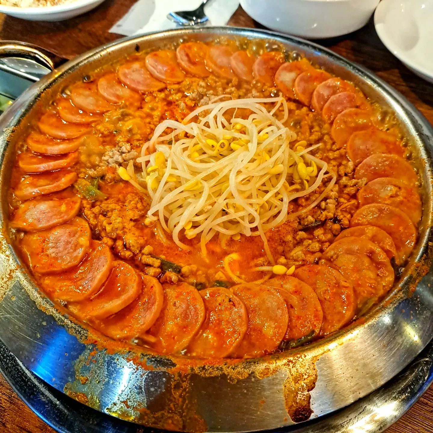 칼바사 소시지 잔뜩들어간 인생 부대찌개 <부대찌개대사관 선릉직영점>
지금까지 본 부대찌개중에 가장 비주얼이며 맛이며 모두 압도적이에요!

선릉역 근처에 위치해 있는 부대찌개대사관인데 평소에도 퇴근시간에 가보면 빠르게 만석이되고 웨이팅해서 먹는 맛집이에요
저는 운좋게 웨이팅 없이 바로 먹었어요

부대찌개 2인분에 라면사리, 두부사리 추가!
여기 사리는 아주 특별한데 라면사리는 일반 라면사리가 아닌 그냥 진라면을 하나 주시고 남은 스프는 잔뜩 모아져있어서 가져가도 돼요

두부사리가 진짜 킥인데 판 두부가 정갈하게 잘린 모양이아닌 강릉순두부짬뽕에 들어가는 두부마냥 으깨진 비주얼로 나오는데 이거 진짜 맛있어요 그냥 먹어도 맛있고 넣어먹어도 맛있음!!

부대찌개 는 칼바사 소세지가 빙 둘러져있고 그 외에도 프리미엄 햄, 소제지가 많이 들어있고 다진고기, 치즈까지 비주얼이 미쳤어요

적당히 끓고나면 마늘이랑 콩나물을 넣어주시는데 요 콩나물이 맛있어서 계속 추가해먹었어요 콩나물 추가는 무료~

테이블마다 육수도 놓여져있어서 끓이면서 계속 넣어가며 먹을 수 있어서 좋아요

네이버 영수증 리뷰하고 보여드리면 라면사리 or 치즈사리 or 음료 or 쫀득밀떡사리 서비스인데 테이블 당 인원수만큼 방문마다 참여가능해서 아주 좋아요!

직장이 근처인분들은 점심에가도 아주아주 좋은 맛집이에요!

위치
서울 강남구 선릉로86길 24 (대치동, 남양빌딩) 지상1층
.
.
.
#부대찌개대사관 #강남역맛집 #강남맛집 #선릉역맛집 #해장 #부대찌개 #부대찌개맛집 #칼바사소세지 #부찌 #한식맛집 #한식 #강남부대찌개 #선릉부대찌개 #저녁메뉴 #점심메뉴 #선릉역점심 #먹스타그램 #먹스타 #먹팔 #먹팔맞팔 #먹팔해요 #먹스타맞팔 #먹스타소통 #좋아요반사 #좋반
#좋아요테러 #데이트코스 #likeforlikes #맛집추천