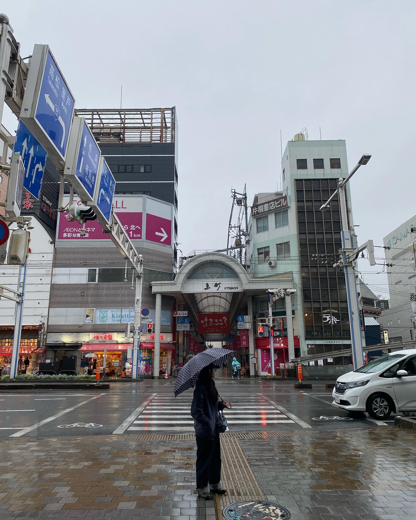 비🌧️온🌦️뒤 ⛅️맑🌤️음☀️
.
.
.
#일본 #가족여행 #가족완전체 #일본여행 #벚꽃 #벚꽃명소 #힐링여행 #먹부림 #먹부림여행 #여행중 #여행사진 #여행기록 #여행에미치다 #여행에미치다_일본 #여행스타그램 #여행그램 #Japan #japantrip #Shikoku #Kochi #travel