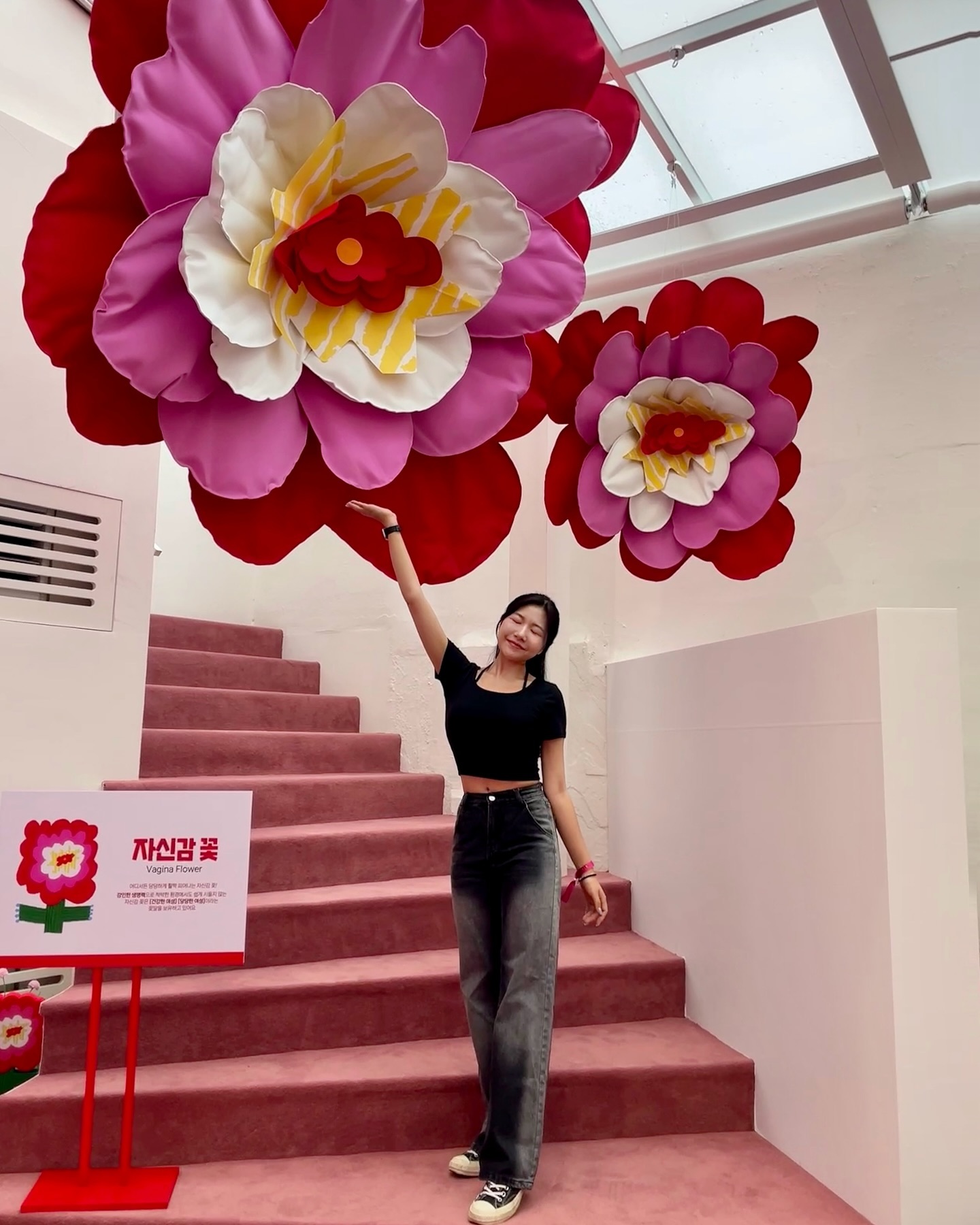 #촬영 #팝업스토어

blooming.vagina 
카네스텐 Blooming Vagina_자신감 꽃이 피었습니다🌷🌷

핑크핑크한 공간에서 다채로운 작품도 보고 예쁜 포토존에서 사진도 찍고 왔어요📸💖

파워 자랑할 수 있는 펀치 기계부터 mz 느낌의 항공 앵글샷까지 볼거리, 즐길거리가 가득했는데요!
팔로우만 하면 받을 수 있는 커피 한 잔까지~✨

카네스텐 팝업에서 전시보고 예쁜 사진도 가득 남겨보세요🩷

📌 장소
서울 성동구 연무장 17길 4, LES601성수
📌일정
6/15(토) - 6/23(일)
매일 12:00-19:00
📌 현장이벤트
항공샷 포토부스 이벤트
체험 액티비티 이벤트
SNS 이벤트_ 굿즈 + 차 or 커피 증정 

#카네스텐 #카네스텐성수팝업 #성수팝업전시회 #자신감꽃이피었습니다 #BloomingVagina #성수팝업스토어 #성수팝업