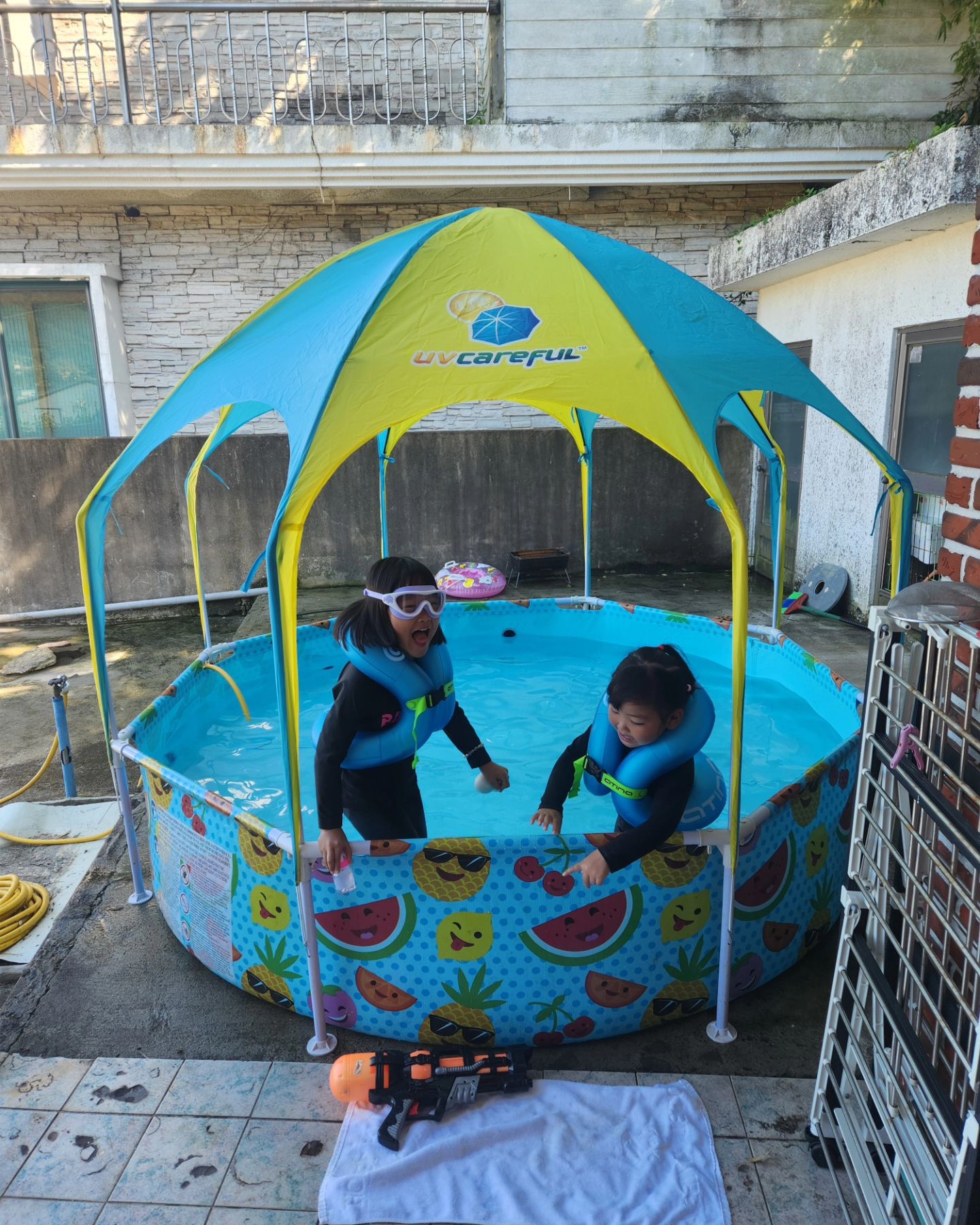 방학3일차 🏊‍♀️ 
방학3일차는 거제에서~~~~~~~
거제 도착하자마자 할아버지가 만들어놓은 풀장에서 물놀이로 시작
이번 방학엔 물놀이 실컷 하겟다!

#여노을 #여가을 #육아스타그램 #애스타그램 #아기스타그램 #평택맘 #육아맘 #도치맘 #딸맘 #딸둘맘 #딸스타그램 #딸바보 #평택 #고덕 #육아 #소통 #일상 #워킹맘 #아프지말자노을아 #사랑해여노을❤ #아프지말자가을아 #사랑해여가을❤