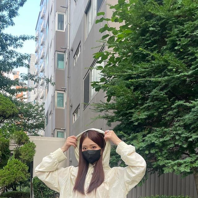 혜요미 on Instagram: "#광고 아이러니포르노 후드아노락을 제공받았어요😊 나일론 100% 재질에 베이직한 디자인으로 통기성과 가벼움 모두 잡은 편안한 착용감이 아주 굿💙 모기가 기