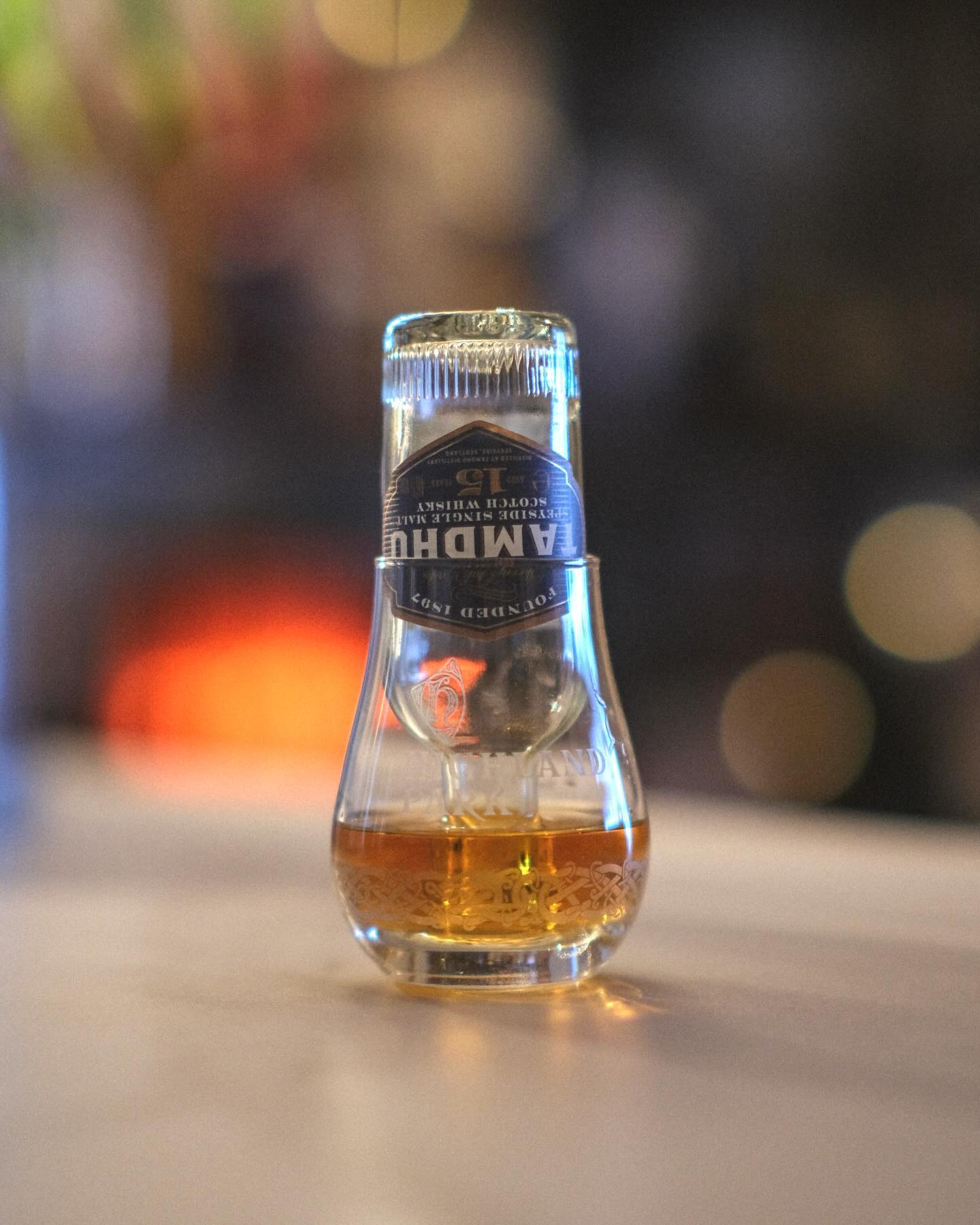 #tamdhu15

가볍고 화사한 쉐리🥃
진득한 과일향에 오일리한 질감, 맛 좋아요👍🏻👍🏻

뭔가 아벨라워랑 비슷할 것 같은 느낌인데
나중에 16년이나 18년 구해서 비교해봐야겠어요

TAMDHU 15 46%
⠀
⠀
#탐두
#🥃
#위스키
#술스타그램
⠀⠀
⠀
tamdhu_kr 
#tamdhuwhisky 
#탐두15년 #tamdhu 
#whisky #whiskey #homebar #홈바
#whiskylover #whiskeylover
#ウイスキー
#ウイスキー愛好
#위스키바이블 #위스키그램 #follow #선팔 #맞팔