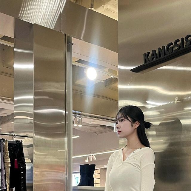 @yeonzip_ on Instagram: "#광고 #협찬 @thehyundai_seoul @kangsister.com__ KANGSISTER 23FW 신상 런칭 기념 더현대 서울에 다녀왔어요 유광에 크로커 무늬 포인트라 트렌드하고 힙한 느낌 연출 가능 ! 다른 FW상