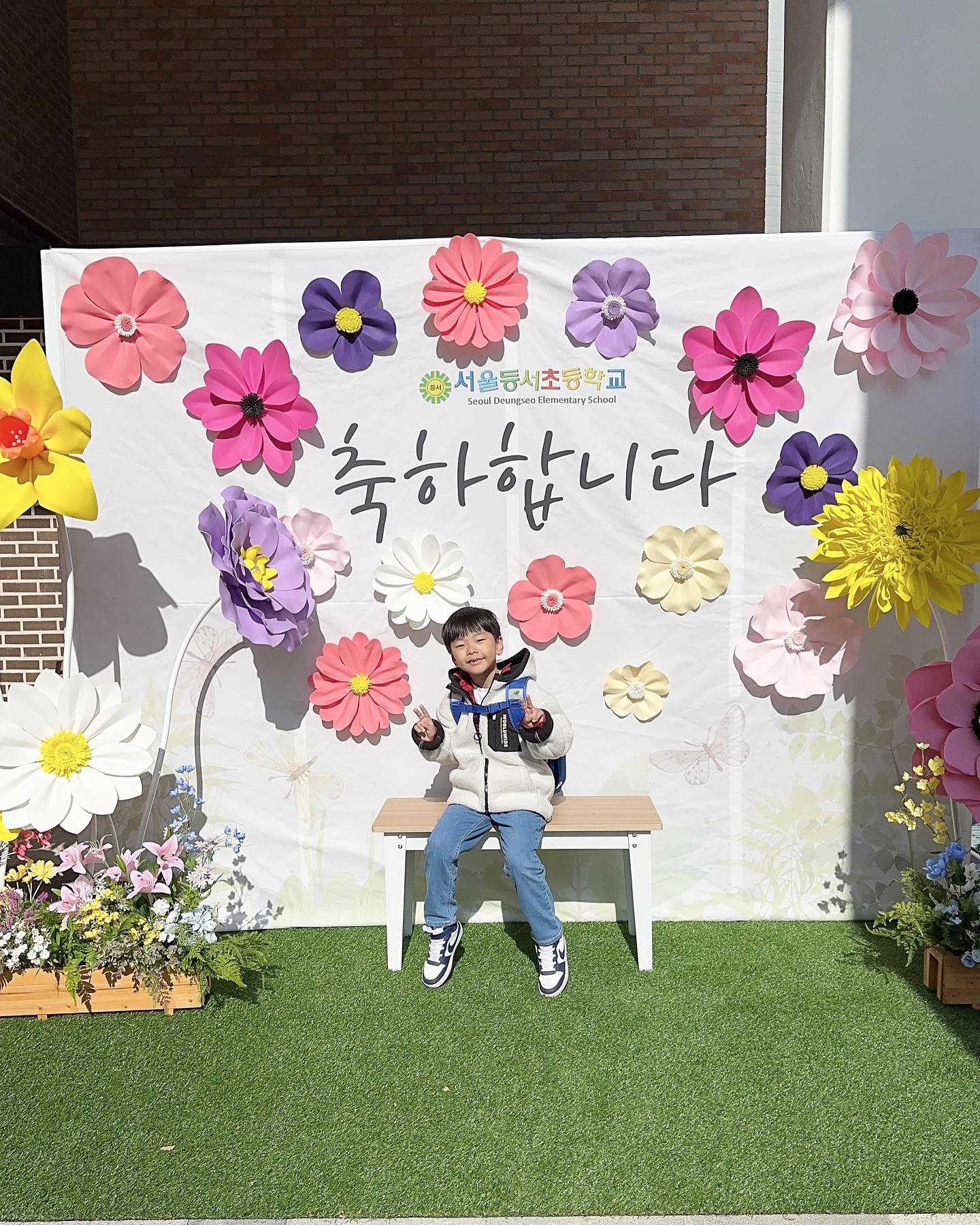 .
.
#일상 
.
늦은 #입학식 
늦었지만 #입학축하해 ❤️💐
언제 커서 벌써 초등학교를 들어간대…
아직도 안아달라고 할때는 애기 같은대😭
본인 몸통 만한 책가방 매고 씩씩하게 가는거 보니
다컸구나 실감
.
#등교첫날 #긴글주의 
입학한 초등학교가 언덕 꼭대기에 있어서 체력필수임
나름 열심히 준비해서  나왔는대
동생까지 달고 언덕을 등교하느라 ㅋㅋ
정문에 9:03 분 도착햇더니 문이 닫힘..
여기서부터 난 멘붕..
후문 찾아서 기껏 올라간 언덕 내려가서 한바퀴 돌고..
후문 들어갈라면 다시 언덕을 올라가야 하는데
이때부터 둘째가 힘들다고 찡찡 울기시작..
2차멘붕.. ㅎ
둘째 울거나 말거나 천천히 따라와하고
첫째 먼저 쪽문으로 혼자 들어가!! 하고 보냇는대
들어가는거 보지도 못하고 둘째 수습..
겨우 달래서 유치원 반쯤 오니 (유치원은 반대길)
내 손에 들려 있는 첫째의 준비물………
여기서 멘탈 바사삭 ㅋㅋㅋㅋㅋ
그 짧은 순간 오만가지 생각을 하다가 ..
유치원까지 갔다가 다시 올 자신이 없기에 
준비물 가져다 주려고 다시 언덕 등산..
둘째 놈이 또 울까바
언덕아래 빌라 구석에서 내 폰 쥐어주고
”엄마 빨리 뛰어 갔다 올테니까 가만히 폰 보고 있어야되!“
언덕을 달려 준비물을 보안관님께 전달 하고는 뛰내려옴 ㅋ
빌라 구석에서 쭈구려 앉아서 폰을 열심히 보는 둘째 ㅋㅋㅋ
진짜 아침부터 시티콤을 찍었넹..
겨울에 땀범벅으로 마무리..^^
#우당탕탕첫등교의날 
.
마지막사진 
둘째날 3/6 오늘자 등교
지각 안해서 정문으로 웃으며 등교 ^^
.
.
#입학 #입학식 #초딩 #초딩스타그램 #초등학교입학 #초1 #첫등교 #지각하지말자 #너의앞날을응원해❤️ #사랑해 #화이팅 
.
