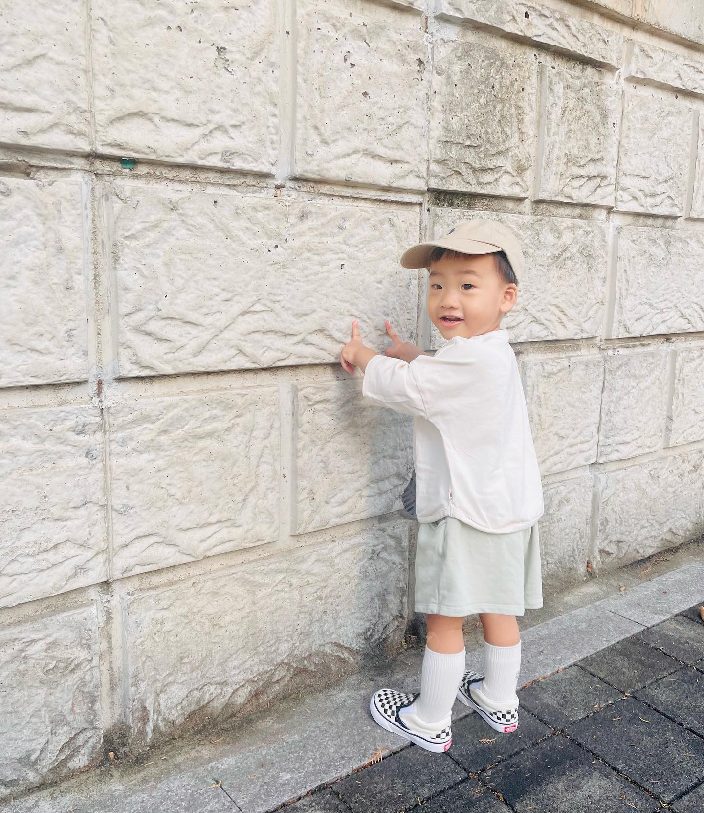 ෆ̇ 𝟱𝟳𝟭𝙙𝙖𝙮𝙨

하루하루 커가는게 신기한 요즘,

아직 여전히 
“어어!” 로 표현하는 것들이 많지만
말도 제법 늘고(?)
자기 의사표현도 확실해지고
표현하고 싶은 것들이 많은 요즘☺️
말 트이면 얼마나 수다스러울까 ㅎㅎ

등하원 길 이젠 루틴이 되어버린 자동차 구경🚗
좋아하는 것들이 하나둘씩 생기는 것마저 신기해✨
(자동차🚙 곰인형🧸+예쁜아기곰 동요🎵
베개🟨 뽀로로🐧 목욕🛀+머리감기❌
통통통통 털보영감님 손유희👨🏻)

또 뭐가 더 있지🤔
지금 떠오르는 건 이 정도ސ

하원 후엔 은성이모 덕분에
가까운 공원 잔디밭에서 뛰어놀기🏃

오늘은 밖에서 조금 놀았으니
조금은 일찍 잠들려나 살짝 기대했으나..
역시나 오늘도 10시 넘어 잠든 아드님👶🏻

내일도 재밌게 놀자
예쁜 꿈꾸렴🌙🌙🌙

#18개월아기 #아들체력어떻게빼죠