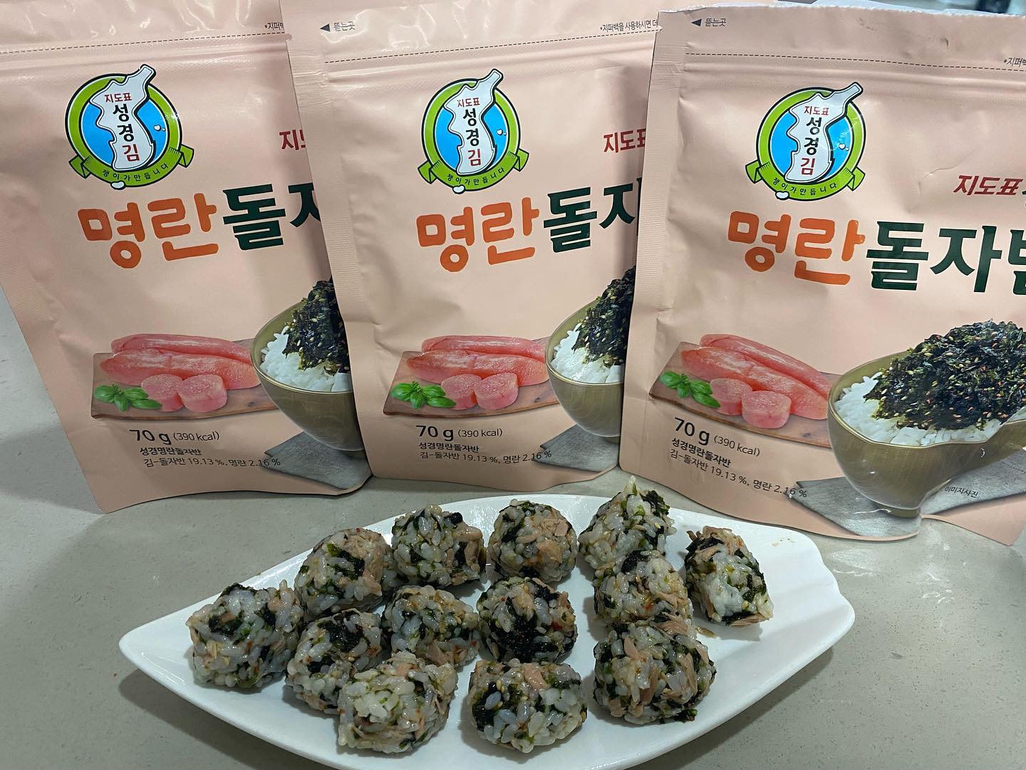 #협찬  #성경김
맛있는 김하면 역시 성경김이 떠오는데
명란돌자반은 주먹밥으로 만들어도 전혀 눅눅해지지않고
바삭바삭한 식김과 딱 적당한 짬조름이라 온가족이 즐길수있어요 
밥과 너무나 잘 어울리는
새로운 밥도둑 찾았어요 
#명란돌자반
#김자반 #돌자반 #성경식품 #성경김 #지도표성경