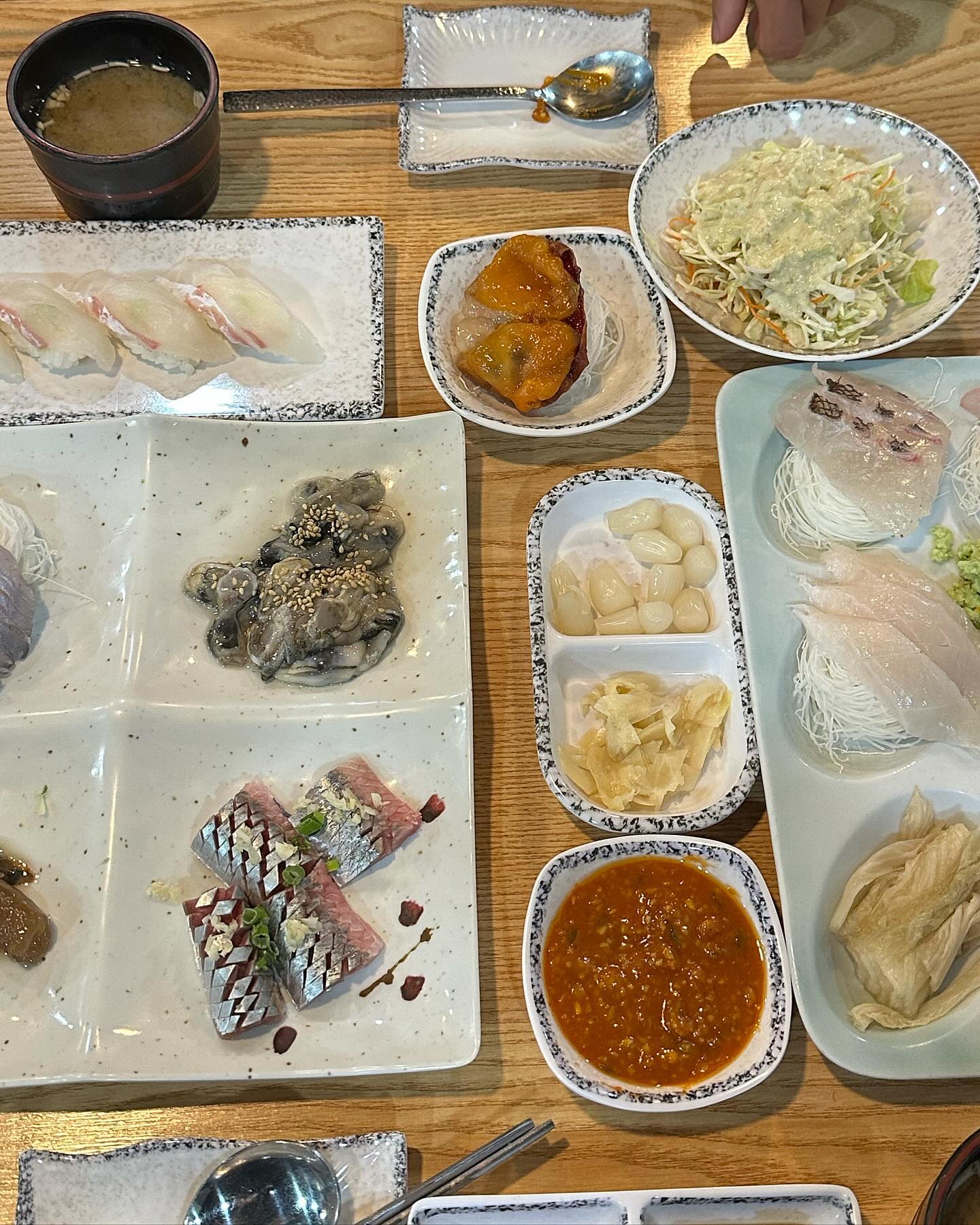 #암사 #태양수산

이거 먹으려고 퇴근하고 전속력으로 질주했지
소듕한 내 동네 단골집인데 갑자기 너무 유명해져 버린 바람에 눈치싸움은 필수라구요….!
가족, 친구, 남자친구 모두에게 합격목걸이 받은 곳

인당 3만원도 안되는 가격으로 코스요리를 맛볼 수 있다.
숙성회, 스시, 해산물, 구이, 탕까지 회 좋아하는 분들은 잡솨봐
오랜만에 와도 맛은 늘 한결같이 맛있음…
회친놈 둘은 한 점도 안남기고 싹싹 먹고왔다고 한다.

📍 서울 강동구 상암로 42
💸 모둠회(소) 56,000원(2인 기준)

#술꾼돼지_암사 #암사역맛집 #암사동맛집 #암사맛집 #암사태양수산 #태양수산 #강동구맛집 #일상 #daily #소통 #선팔 #맞팔 #먹스타 #먹스타그램 #맛스타그램 #술스타그램 #먹방 #존맛 #JMT #food