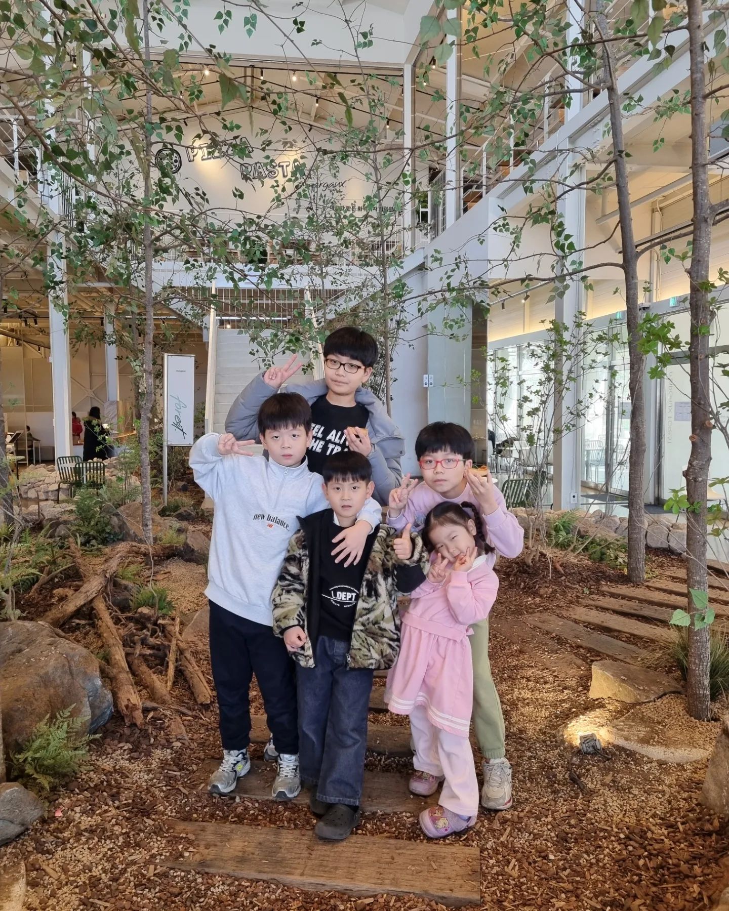 히야들 다델꼬 나오더니 사진찍어달라는 아들🩷
좀아네ㅋㅋ
.
.
.
.
#마고포레스트 
#사촌스타그램 
#홍일점공주
#졸귀들