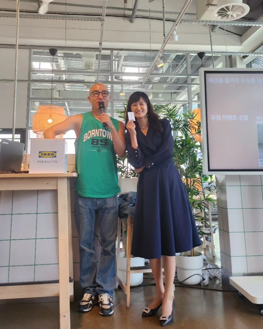 #이케아 IKEA 비즈니스 워크샵 참여
오늘은 홍석천님과 함께✌️

이케아 의 비즈니스 네트워크에 대해서도 배우고
#홍석천 님의  브랜딩과 공간 인테리어 노하우도 배우고~

#성공하려면 한 발짝 앞서가면 안되고
반 발짝만 앞서가야 한다네요^^

1열 참여에 1번 추첨권 획득하고
1번째 행운권 당첨자가 되었다는 사실👏👏
ㅋㅋㅋㅋ 이건~ 뭐^^ 😄😄😄

#이케아 #IKEA #이케아비즈니스네트워크 #이케아비즈니스 #ikea #브랜딩 #공간인테리어