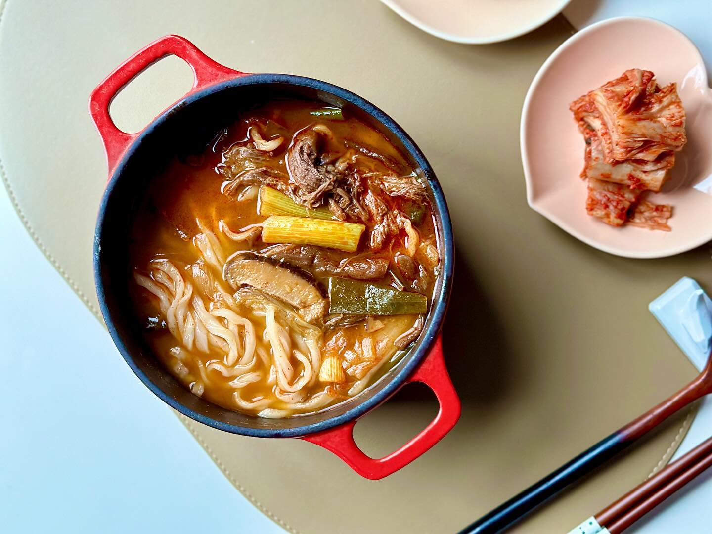 #제품제공 #이벤트당첨

임쵸님 limcho_table x 오늘신선 todayfresh.food 
이벤트 때 당첨됐던 육칼
비오는 흐린 일요일 메뉴로 찰떡선정했었죠.

넉넉한 건더기와 국물에 칼국수까지 더하니 너무 푸짐해서 오랜만에 배 빵빵하게 먹었네요.😋
덕분에 잘 먹었습니다🫶