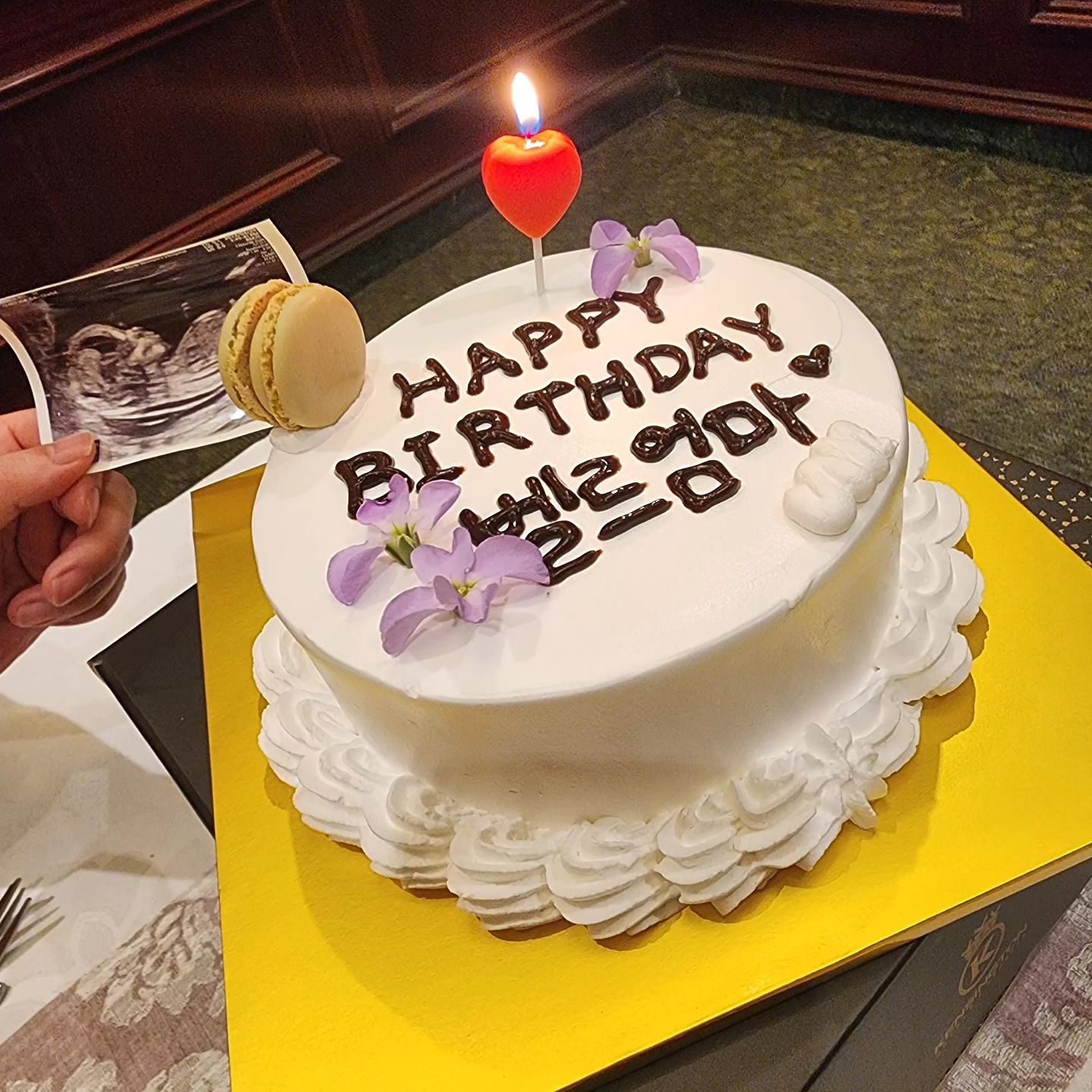노년전 우리둘 함께 보내는 마지막 생일 👩‍❤️‍👨

케이크 보자마자 눈물 꾸역꾸역😂
내 배인지 붓기인지 벨르인지 
배가 하루하루 쑥쑥나오기 시작했다 
몰라 같이공생해🤍🤍

#HBD #편지지귀여워
#고마워 #내생일