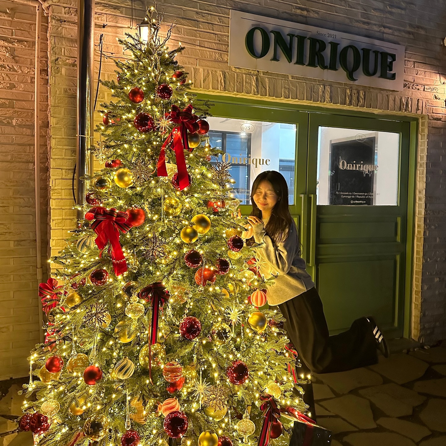우리동네에서 트리 제일 이쁜 카페인데
사람이 너무 많아서 마감할때 슬쩍 찍고오기🎀🎀