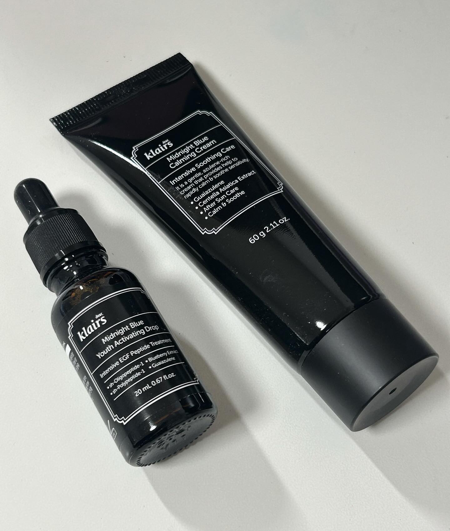 #제품제공 #클레어스 #loveklairs 
💙 #미드나잇블루유스액티베이팅드롭
 #피부진정 #주름개선 #세럼
평소에 피부 컨디션 안 좋을 땐 
egf lgf 앰플을 쓰는데,
요! 클레어스 EGF앰플은 구아이아줄렌 성분도 들어가있어 
더 진정이 빨라요! 요 성분 때문에 블루 색상이 나는 이유에요
 물처럼 가벼운 앰플이여서 토너 전 발라
빠르게 흡수 하고
🩵#미드나잇블루카밍크림
#민감성피부 #진정크림
#올리브영추천템
같은 라인인 구아이아줄렌 성분이 들어간
크림으로 마무리 해주면
피부가 아주 촉촉 하답니다?
슬리핑팩 처럼 두껍게 얹고 취침하면
담 날 피부가 뽀용뽀용 탄력 있어지더라구요
수부지라 가벼우면서도 수분감 채워주는 
크림만! 까다롭게 찾는데 
이거 사용해보고 너무 만족 😃
두 개 조합이 끝장입니다 👍
요새 피부 컨디션 체공