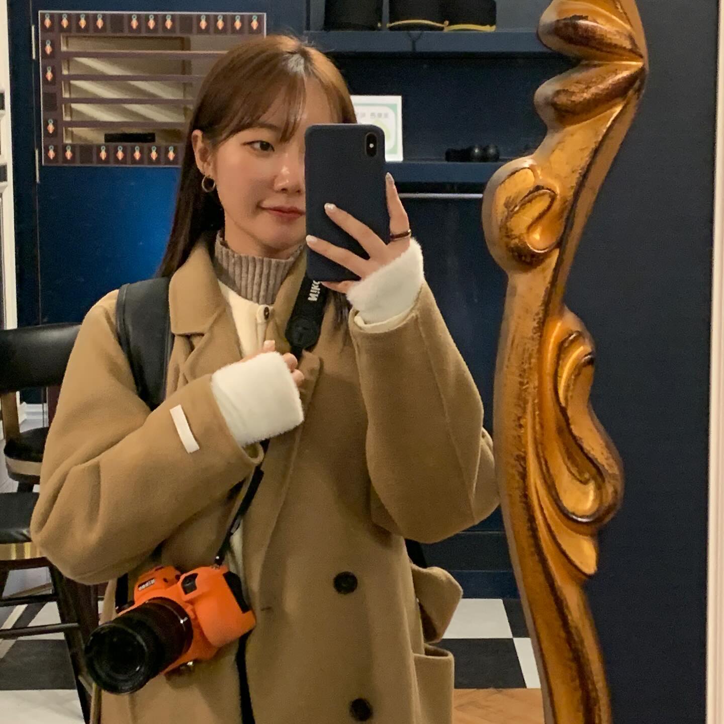 목포여행다녀왔어요☘️
현재 목포날씨엔 코트도 하~~나도 안 추웠다는!!
두번째 사진에 뒤에 사람들 많은거 보이세요...?

목포완전핫해요.......갓 20살 되는 친구들이 술집 앞에서 기다리고 있는 겁니다.. 이 날만 할 수 있는 청춘다운 귀여움들🥹

옷을 와장창 골라서 목포에서 데일리룩 왕창 찍고 싶었는데,
겨울옷이라 많이 안들어가는거 속상했어유😢
 맥시멀리스트인 저는 덜어내는 연습을 하게 되면서 가장 여행에 어울릴만한 코디를 골랐습니다 ~ 두둥!
갈색코트에 흰색 장갑+흰색니트로 포인트를 줬는데요. 확실히 흰색이 주는 기분이 있는 것 같아요😳지극히 개인적으로 여행엔 흰색 포인트 필수‼️

가방에 목포 맛집 추천하고자 함다면 야드레보쌈~~이구요.
연희네 슈퍼 앞에 있는 붕어빵 고양이 꼭 보고 오세요❤️❤️