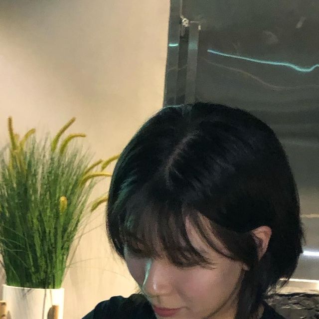  읁 on Instagram: "은지야 커피 작작 흘리자"