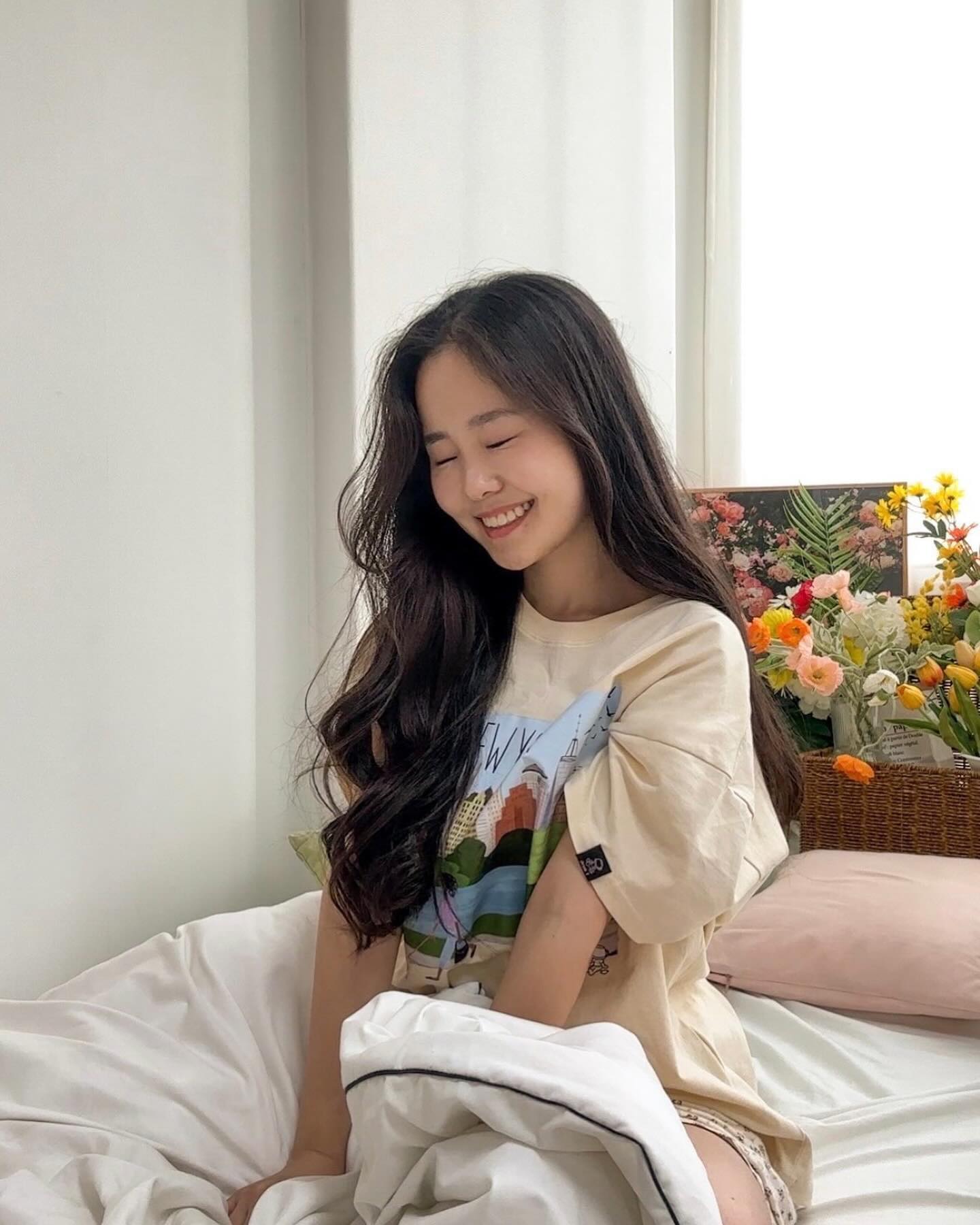 #협찬 drinkt_official 
이불 밖은 위험해, 나는야 집순이🧸

‘드링크티’에서 티셔츠를 보내주셨어요!
저는 티셔츠 받고부터 주구장창 입고 다녔는데요,
홈웨어로, 집앞 잠깐 나갈 때, 강아지 산책 시킬 때
휘뚤마뚤 잘 입고다녔답니다 :)

특히 지난주에 추석이었잖아요~
친척들 모두 모였을 때 잠옷 입고 다니기가 좀 그래서
티셔츠 가져가서 너무 잘 입었어요ఌ

코로나 이후부터 택배가 대부분 비대면인데
카드 같이 대면으로 꼭 받아야 될 때도 있잖아요,
사실 그럴 때마다 좀 당황스러운데
드링크티 티셔츠라면 당황하지 않아도 될 것 같네요~

📍스토어: smartstore.naver.com/drinkt
* 10월에 긴팔도 출시예정이라고 합니다