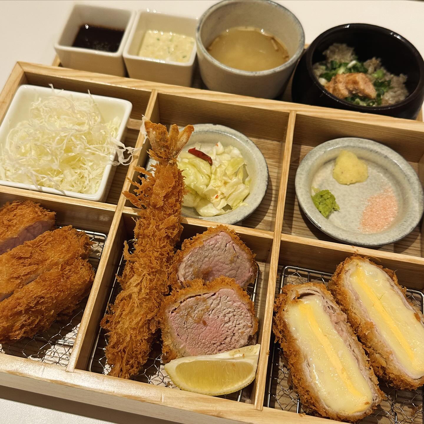 #협찬 여의도 직장인들 점심추천 돈까스 맛집!
치킨,안심,등심,새우까스,솥밥을 한판에?!
일본식, 경양식 안가리는 돈까스 덕후인 해바가
IfC몰에 특별한 돈까스집이 생겼대서 바로 궈궈💛

시그니처 히바린 반상은 온갖 까스가 한판에 다 나옴!
거기다 등심 고소하고 분홍 안심 부드럽고 맛도 합격!
우드박스도 고급져서 대접 받는 느낌 들었어요☺️👍

고급지고 쵹쵹한 김치나베도.지인짜 푸짐하고
샐러드 대신 페스토 새우우동도 꼭 드셔보세요☺️
하 . . 한명 더 갔으면 비쥬얼폭탄 장어덮밥도 시켰을텐데
조만간 한 번 더 조지러 가야겟어여🍽️

특히 직장인 특점심이나 손님 대접할 때 가면 좋을듯
각종 하이볼도 돈까스,나베에 곁들이면 좋구여 
외관도 고급지고 단품들도 있어서 나에게 주는 고급진 
한 끼로도 좋을것 같아요! 결국 많아서 2명이서 남김여😂

.

.

.

.

.

.

#히바린 #퓨전일식집 #여의도맛집 #ifc몰 #ifc몰맛집 #여의도ifc몰 #ifc맛집 #여의나루역맛집 #여의도맛집베스트 #여의도레스토랑 #여의도ifc몰맛집 #여의도데이트장소 #여의도모임 #ifc몰맛집추천 #ifc몰돈까스 #ifc몰여의도 #여의도ifc몰식당 #여의도역일식집 #여의도카츠 #ifc몰일식 #여의도역ifc몰맛집 #여의도데이트코스맛집 #여의도맛집히바린 #히바린여의도ifc몰점