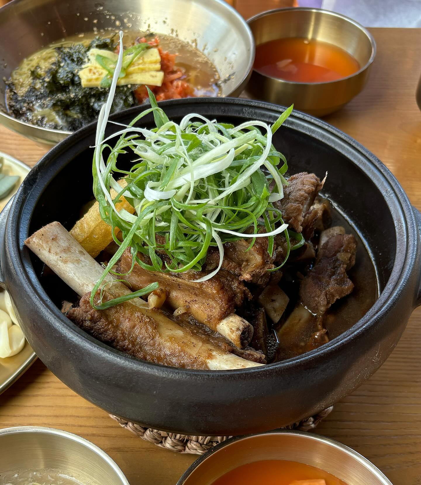 📍거송갈비찜 황남점
🏬경북 경주시 포석로1068번길 20-2
⏰11:00 - 21:00 (15:30 - 17:00 브레이크타임)
📞0507-1414-0187

- 돼지갈비찜 2인 (30,000)
- 김치말이국수 (8,000)

🍖 돼지갈비찜
부드러운 돼지고기와 달콤한 간장 양념 조합!
돼지갈비에는 살이 가득 붙어있었는데 정말 부드러웠고 살 발라먹는 재미도 있었어요! 
돼지갈비 위에 올라간 파채의 매콤함이 느끼함을 딱 잡아주더라고요.
양념 소스에 밥 비벼 먹으니까 진짜 밥도둑..✨

🍜 김치말이 국수
돼지갈비찜 먹고 나서 시원한 김치말이 국수로 마무리했어요!
새콤달콤한 국물과 쫄깃한 면발, 국수에 더해진 김치 맛이 정말 깔끔하고 맛있었어요.

입구부터 따뜻하고 정갈한 분위기가 느껴졌고, 내부는 넓고 좌석 간 간격도 여유로워서 편하게 식사할 수 있었어요. 
한옥 인테리어 덕분에 경주 분위기를 제대로 느낄 수 있어서 좋았어요!
 
 
 
#경주맛집 #황리단길맛집 #경주데이트코스