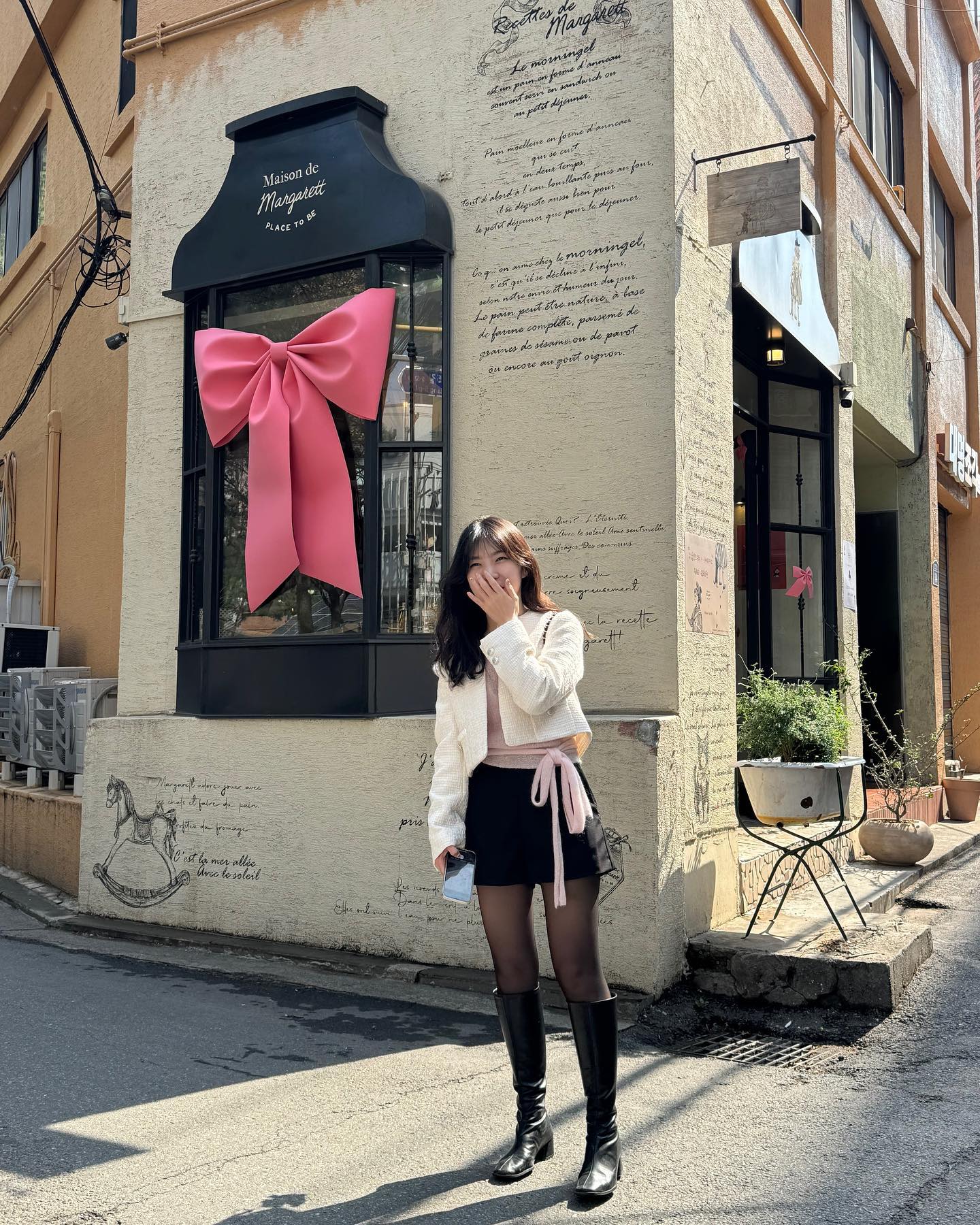 이미 늦었지만 그래도 더 늦기 전에 올리는 사진 모음
1-2. 올 봄 제일 자주 입은 트위드🤍🤍🤍🤍
3-6. 나만 알고 싶은 곳이라는 말을 처음으로 떠올렸던💗
7-9. 대문자III 회사분들 영혼 가출하게된 곳들
10. 봄 사랑해🫶🏻 산책하기 너무 좋은 날씨다아💕