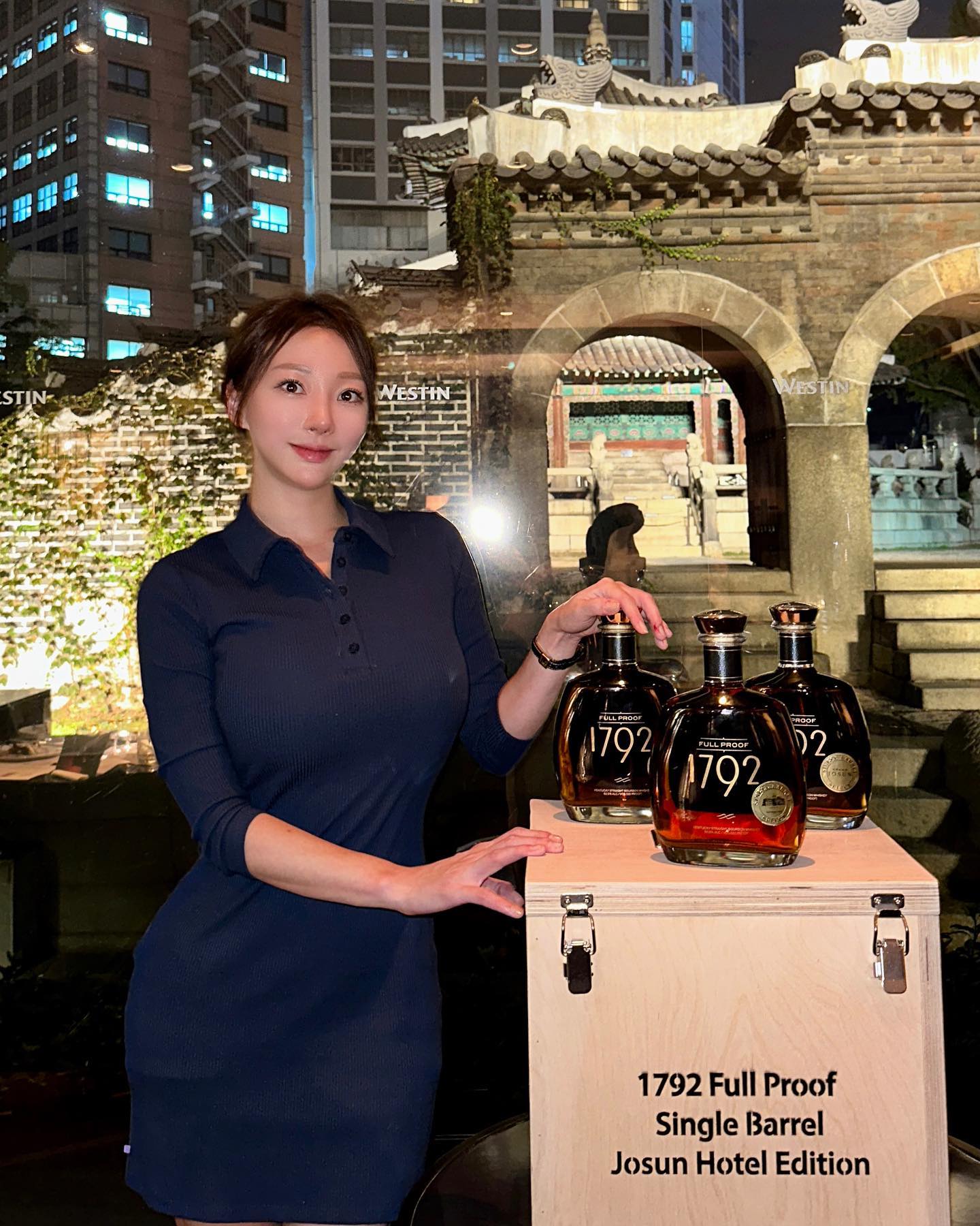 1792 풀푸르프 조선호텔 에디션
출시 기념 행사에 초대받아 
웨스틴 조선 서울 라운지앤바를 방문했어요.

1792 풀푸르프는 달콤한 바닐라 향과 깊은 풍미로
도수가 꽤 있는데도 부드럽게 넘어가는 위스키로,
파인다이닝과 곁들이니 더욱 좋았습니다.
특히 저는 부산이 마음에 쏙 들었어요.

조선호텔 에디션 출시를 진심으로 축하드립니다.

#조선호텔 #josunhotel #조선호텔에디션 #조선호텔전용위스키 #웨스틴조선서울 #1792풀푸르프 #1792싱글베럴셀렉션 #1792