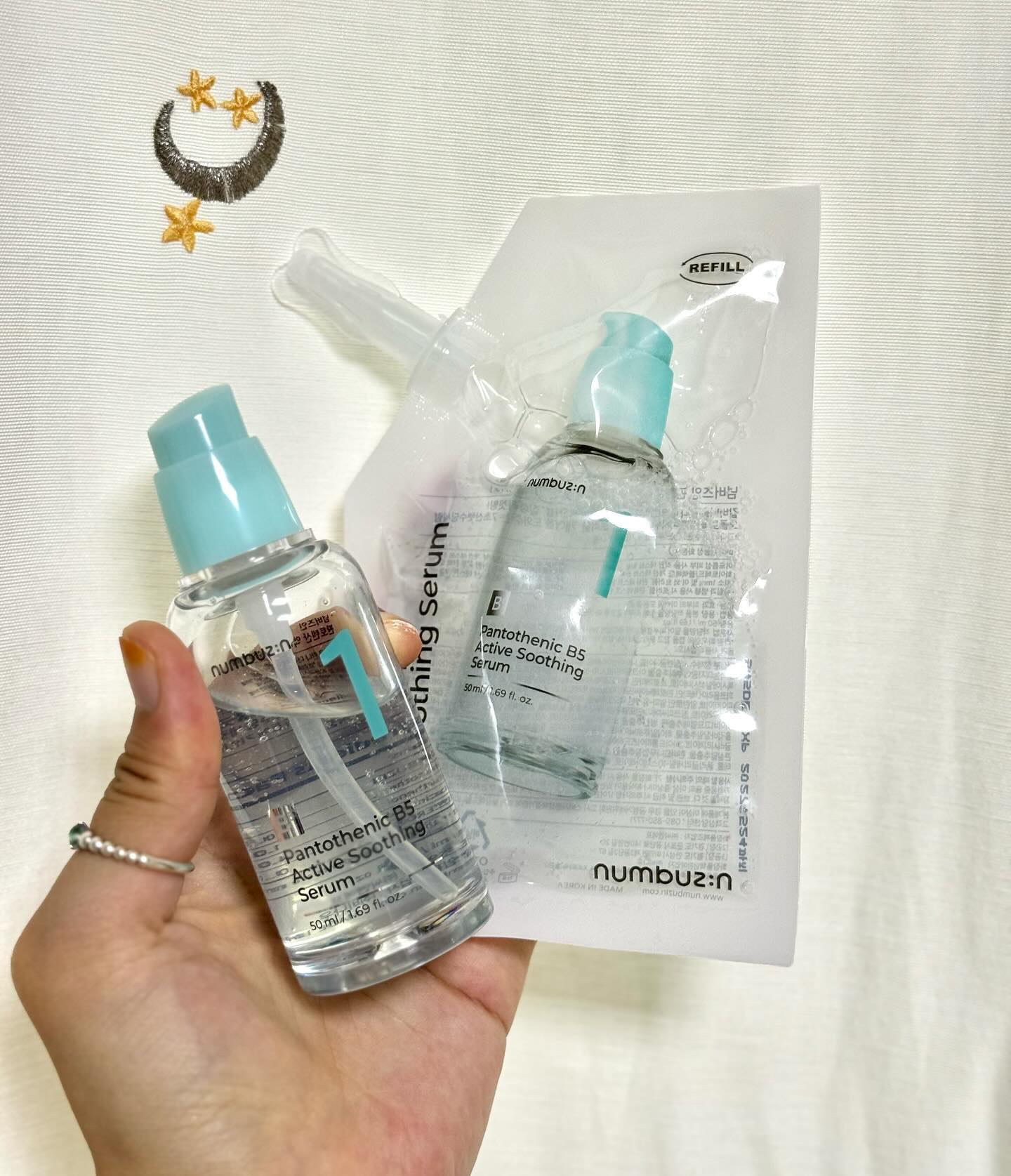 #🤍

numbuzin_official 

유난히도 습하고 더운 이번 여름에, 건성인 저도 보습감이 낭낭한 기초는 요즘 부담스러웠는데, 그렇다고 가벼운 세럼만 쓰기엔 속건조가 넘 심했는데,,, 이런 나도 만족스럽게 사용중인 세럼추천🩵

기초덕후 올리브영 VVIP🥇골드가 추천하는 
바로바로 #넘버즈인1번세럼 ‼️

✅속건조를 채워주는 산뜻한 수분세럼 제형에
✅판토텐산 성분이 들어가, 트러블케어도 가능🫶🏻

👉🏻 사실 판토텐산 성분 덕분에 트러블케어와 번들거리는 피지조절을 할 수 있다는 점에서, ”건성“인 나는 첫 사용에 걱정이 됐는데!! 

✅ 이게 진짜 신기한게 속수분은 채워주고, 겉에 세럼이 겉돌지 않게 흡수가 싹 되어서 진짜 #겉보속촉 •••! 뽀송느낌은 아니고 흡수가 굉장히 용이한 느낌!! 그래서 특히 바쁜 아침에 손이 자주 가용🫶🏻

정말 데일리 매일템이 되어서 금방금방 쓰는데, 그런 찐유저들을 위해 이번 7월 올리브영 기획으로 1+1 기획세트가 나왔어요✨

7월 한달간 두배 용량으로 38,000원 → 22,800원 에 구매할 수 있으니, 하나에 11,000원 꼴 !!! 🍀 본품 + 리필 형태여서 친환경적으로 사용할 수 있어요.

사실 이건 비하인드로 들은 내용인데, 기능성 원료들을 듬뿍 넣게 되면 끈적이는 사용감은 어쩔 수 없는데, 이를 잡으면서 산뜻하고 끈적이지 않게, 데일리로도 부담없이 사용가능하게 만들기 위해서 113번 수정해서 나온 녀석이래요🫶🏻🫶🏻

속수분 세럼 찾는다면 펌핑타입 1번세럼 왕왕추천🩵🩵🩵

#넘버즈인 #1번세럼 #수분세럼 #올리브영 #올리브영수분세럼 

🩵본 컨텐츠는 넘버즈인 서포터즈 활동의 일부로 제품 제공 받아 제작되었습니다.🩵