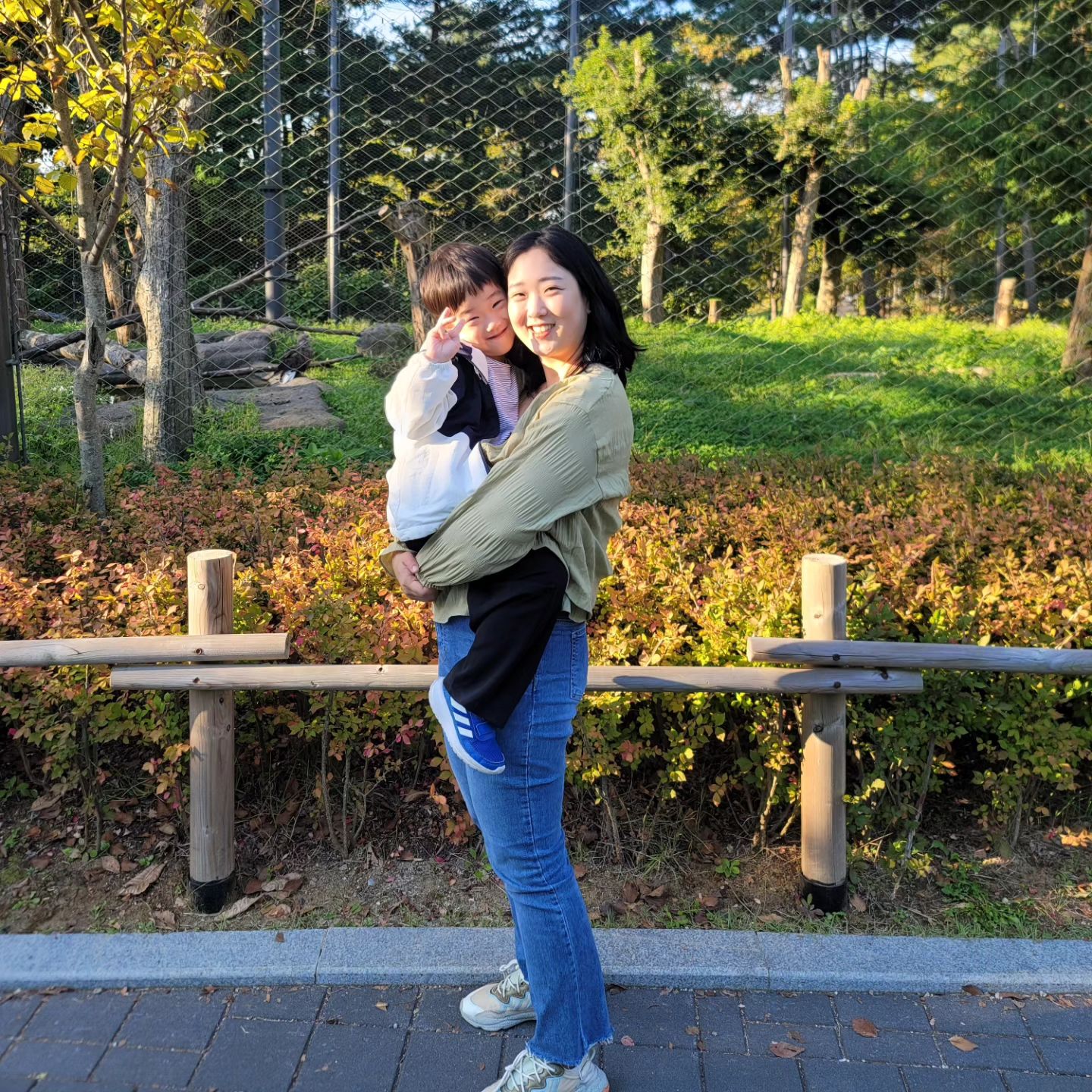날씨가 안 좋아서 비 오는거 아니야
했는데 걸을수록 날이 맑아져서 광합성
제대로 했다☀️
21키로도 목마 태우는 오빠도 최고고
하루종일 쫑알쫑알 이야기 하며 걸으니 좋구만
날씨 좋을때 부지런히 다녀보자구😊

#서울동물원 #연휴엔서울대공원
#안기는거좋아하는6살