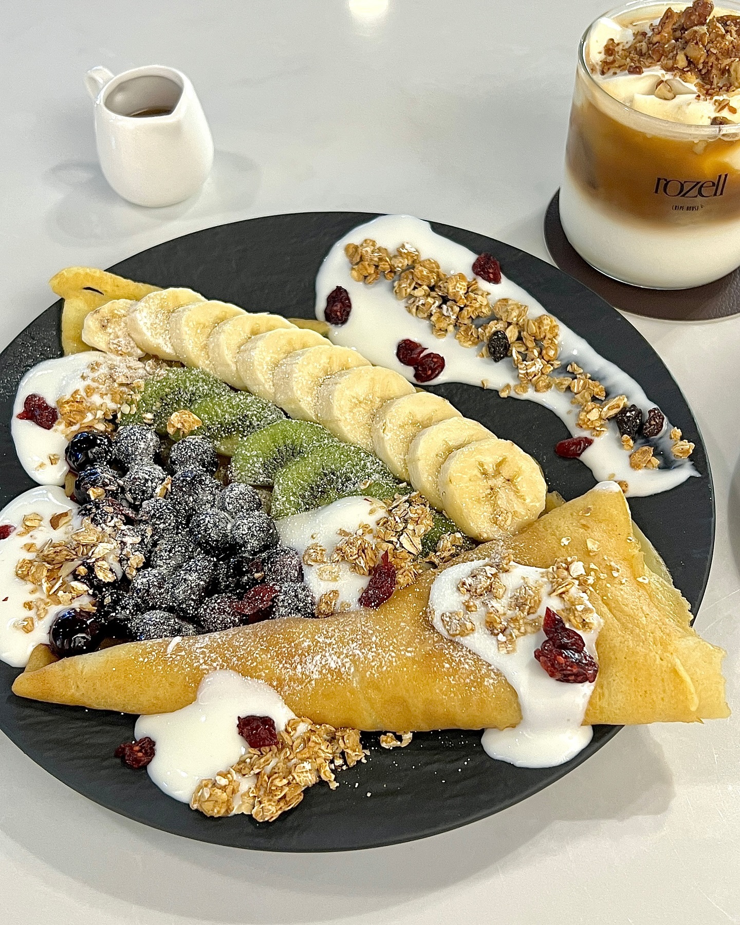 ⠀⠀⠀⠀
📍대구, 로젤 크레페 하우스 rozell_crepe 
⠀- 매일 11:30-20:30 라스트 오더 19:50
일 12:00-19:00 라스트 오더 18:20 /월요일 휴무
⠀- 대구유료민영주차장 주차권 지원, 단체석, 포장 가능

카페 외관이 이국적인 분위기가 가득해서
포토존으로 사진 많이 찍으시더라고요!
저도 슬쩍 찍었는데 해외여행 온 듯 외국 느낌 나게
예쁘게 잘 나오더라고용 뜻밖의 인생샷 —̳͟͞͞♡

🌮 과일 요거트 크레페 ₩12,000
블루베리, 키위, 바나나, 건 라즈베리, 요거트,
그래놀라가 올라간 로젤 스위트 크레페
​
크레페가 이렇게 고급스러운 디저트였다고요?!
플레이팅도 완벽하고 퀄리티며 비주얼이며 체고 b
신선한 과일이 듬뿍 올라가있어서 더 먹음직스러워요 💛

🥣 과일 요거트 볼 ₩8,900
블루베리 베이스에 과일과 코코넛, 그래놀라 들어가서
고소하면서 상큼하고 시원한게 징짜 맛있었어요!
블루베리 스무디 고급 버전 느낌 ㅋㅋㅋ
​
요즘 넘 더워서 입맛없는데 상큼하니 입맛 돋우기 딱 좋아요
여름 시즌한정메뉴라고 하니 꼭 드새오 ‧˚₊*̥(* ⁰̷̴͈꒨⁰̷̴͈)‧˚₊*̥

☕️ 메이플 피칸 라떼 ₩6,000
같이 주신 스틱으로 휘리릭 섞어서 마시면 되고
아인슈페너 느낌인데 많이 안 달고 진짜 맛있더라고요?!
위에 올라간 피칸 토핑도 꼬소하니 맛있구 ..
크림이랑 라떼도 잘 어울려서 순삭함 ㅋㅋ 존맛!

⠀⠀⠀⠀
#로젤크레페하우스 #대구카페 #봉산동카페 #반월당카페 #동성로브런치카페 #대구브런치카페 #동성로브런치맛집 #대구브런치맛집 #반월당브런치맛집 #동성로데이트코스 #윶잇냠_대구