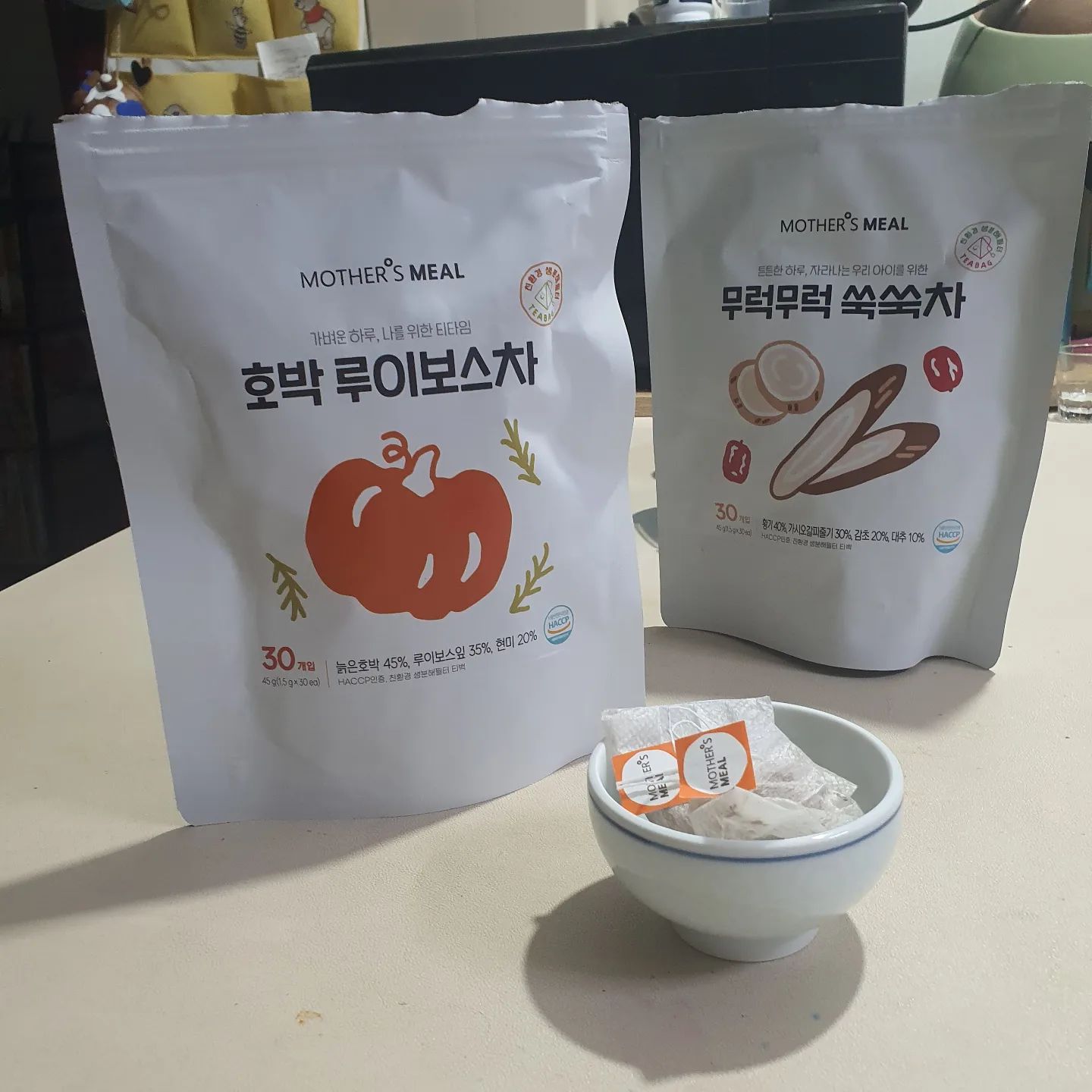 #협찬 #마더스밀 #호박루이보스차 #무럭무럭쑥쑥차 

아기 별이가 작년에 여름방학때 구내염에 걸리고 이번 여름방학에는 구내염에 이서 수족구까지 걸려서 더욱더 별이 건강을 신경쓰고 있는 요즘 이랍니다.

때마침 마더스밀 무럭무럭 쑥쑥차와 호박 루이보스 차를 보내주셔서 물대신 차를 마시고 있어요!

호박 루이보스차와 무럭무럭 쑥쑥차는 한팩에 30티백이 들어있어서 넉넉해요.

무럭무럭 쑥쑥차

✅️ 한방에서 성장과 식욕 증진에 도움을 주는 황기, 가시오가피 등 비롯해 
  감초와 대추가 함유 되어 있어서 쓰지 않고 고소합니다.
✅️ NON-GMO 옥수수 전분 삼각 티백으로 인체에 무해한 친환경 티백

호박 루이보스차도 있어요.

✅️ 당류가 0%여서 임당 1도 걱정이 없어요.
✅️ 호박45%도 함유되어 있어서 붓기도 빠질 수 있게 도움을 준답니다. 
✅️ 향 부담이 없고 디카페인 호박 루이보스 차라서 임산부도 안심하고 
  마실 수 있어요.
✅️ 유기농 루이보스 35%, 현미 20%로 향은 약하고 고소한 맛이나서 
  더욱 맛있더라구요.

마더스밀 무럭무럭 쑥쑥차와 호박루이보스차로 온가족 맛있는 습관 길들여요🤎

Thank you whittlestore_official

​

#아기성장차 #임산부붓기차 #임산부호박차 #황기차 #쑥쑥차