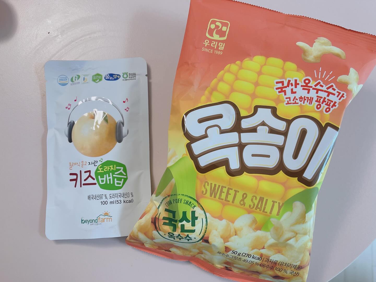 #2023생활재체험홍보단
#경기남부두레생협 #친환경 #먹거리
#우리밀옥송이 #키즈도라지배즙 

번외편:)…
식탁에 올려진걸 보고 스프먹고나서
달라고 난리 난리를 쳐서 주게 된 
과자와 재도전하는 배도라지즙!
배도라지는 물과 함께 담아주고
그릇엔 옥송이 까까 :) 
까까는 선택받았지만 
배도라지는 아직 쓴지 인상씀🥲
