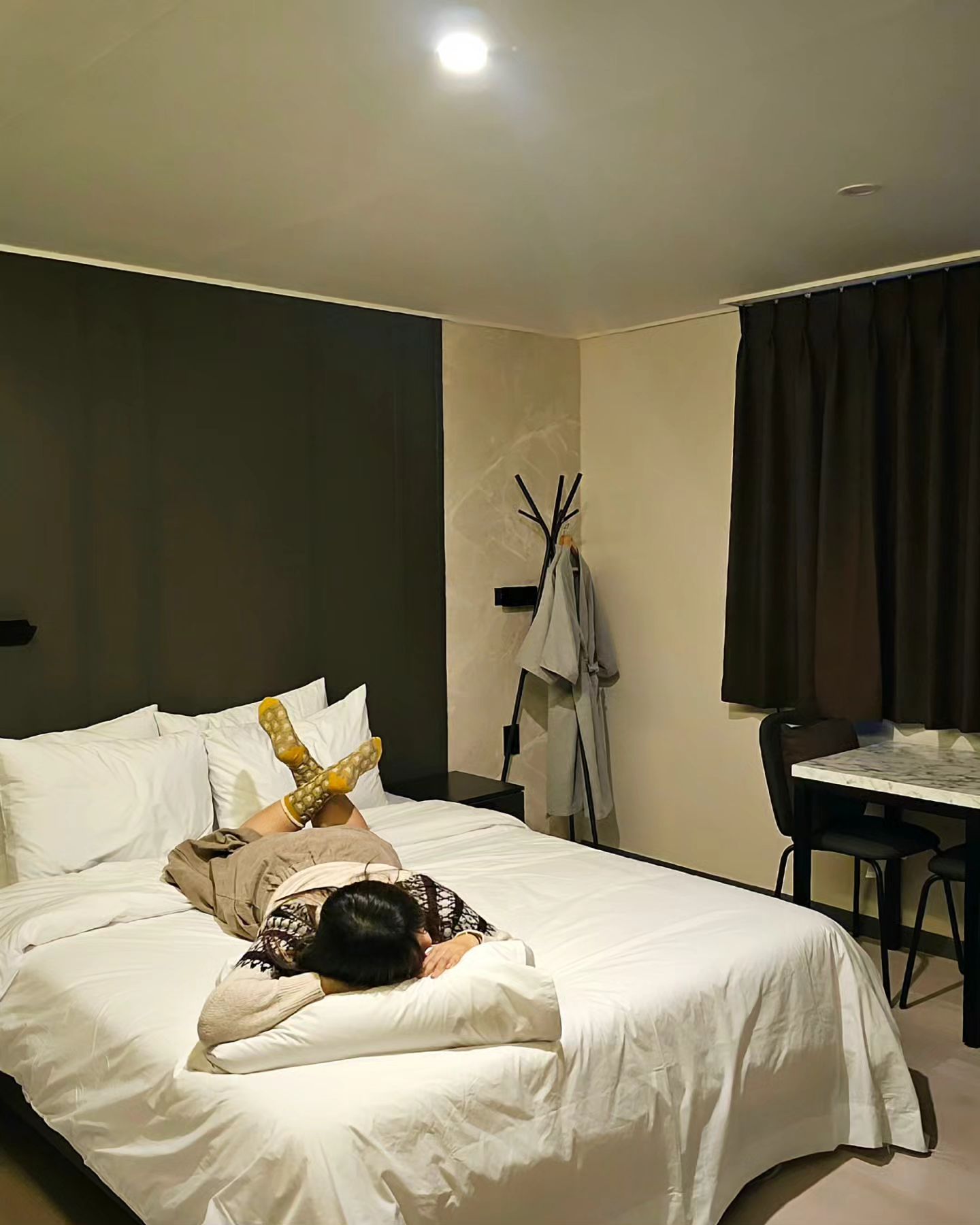 #협찬 #투에이치호텔
2h_hotel

이번 11월, 부산 범일동에 오픈한
뜨끈뜨끈한 신상 호텔에서 호캉스했어요.

숙소에서 가장 중요한 것 청결인데요!
외관부터 내부까지 고급스럽고 깔끔 깨끗,
모든 것이 새삥이라 깨끗하고 진절하고
룸 컨디션이 굉장히 좋더라구요.😁👍

지하철 범일역에서 3분 거리로
접근성 좋고 이동하기 정말 좋아요 ~👍

일찍 도착해 카운터에 짐을 맡기고,
부산진성과 범일동 포차거리 가고,
밤엔 서면에서 오랜만에 심야영화까지
부산 도심투어 제대로 했어요.

디럭스 트윈룸에서 푹 쉬다왔는데요.
PC룸, 스파룸, 파티룸, 글램핑 파티룸 등
부산여행의 특별한 숙소로 딱입니다.

넷플릭스, 디즈니플러스 무료인 것도 좋고,
욕조에 몸 담그고 여행의 피로를 풀고,
스타일러로 옷도 뽀송뽀송 ~ 👖👗 

투에치호텔 덕분에 호캉스 제대로 즐기구 왔어요

✳️ 투에이치호텔
부산광역시 동구 조방로 38번길 7-1
체크인 17시 체크아웃 12시
네이버예약하기 가능

#부산호텔 #부산숙소 #범일동호텔 #범일동숙소 #범일역 #범일동핫플 #부산여행 #부산가볼만한곳 #부산핫플